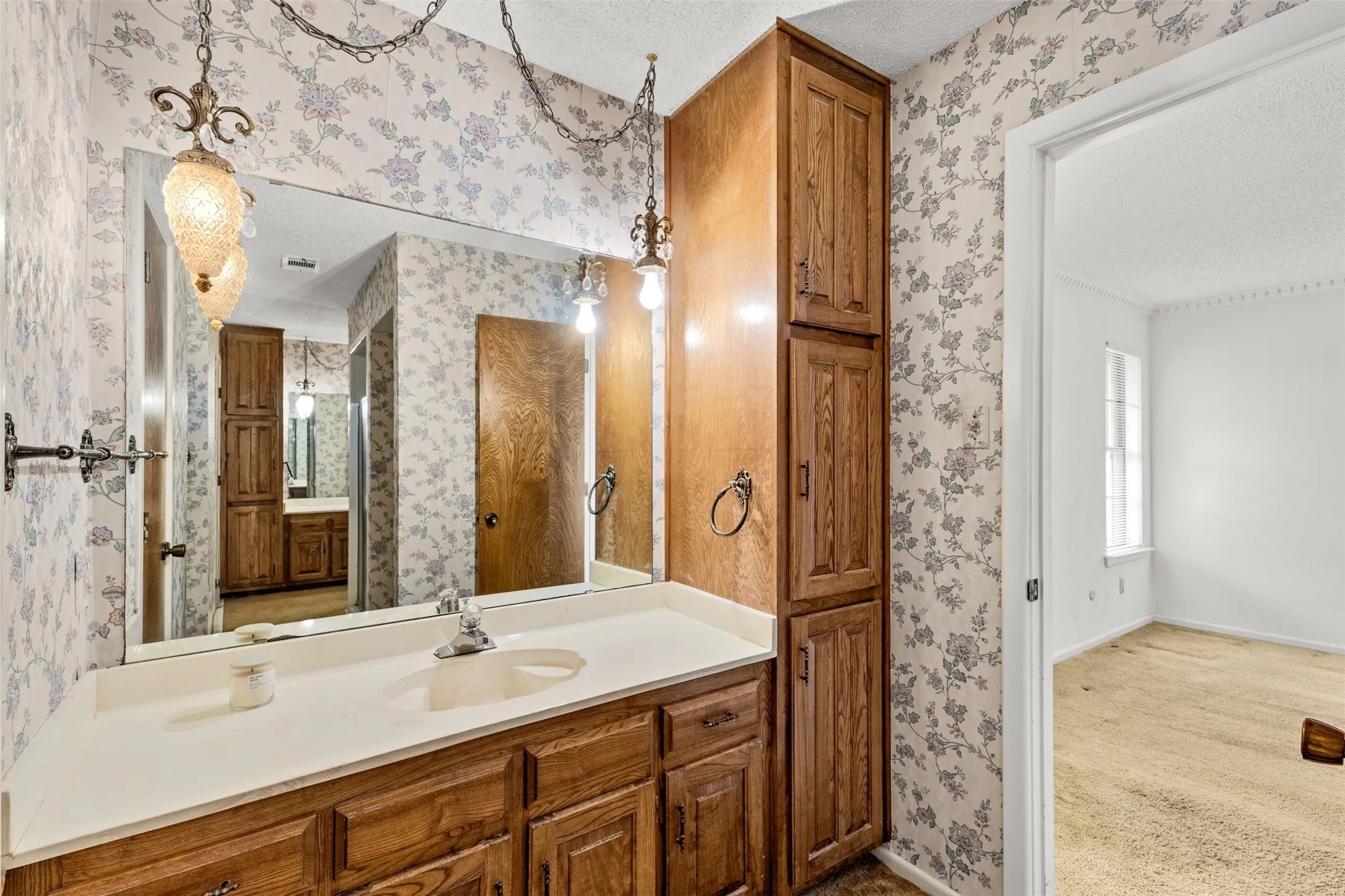 Single Family Residence For Sale in Tarrant County , 4405 Kingswick Drive, Arlington, Texas 76016, 4 Bedroom, 3 Bathroom, 2 Garage spaces, 2,576 Sqft, built in 1977, mls#21374414, Real Estate Agent in Arlington, Homes For Sale in Tarrant county, Homes For Sale in Arlington, Realtor in Arlington Texas, Real Estate Brokerage Independent Realty Texas, Luminita Cordes Realtor
