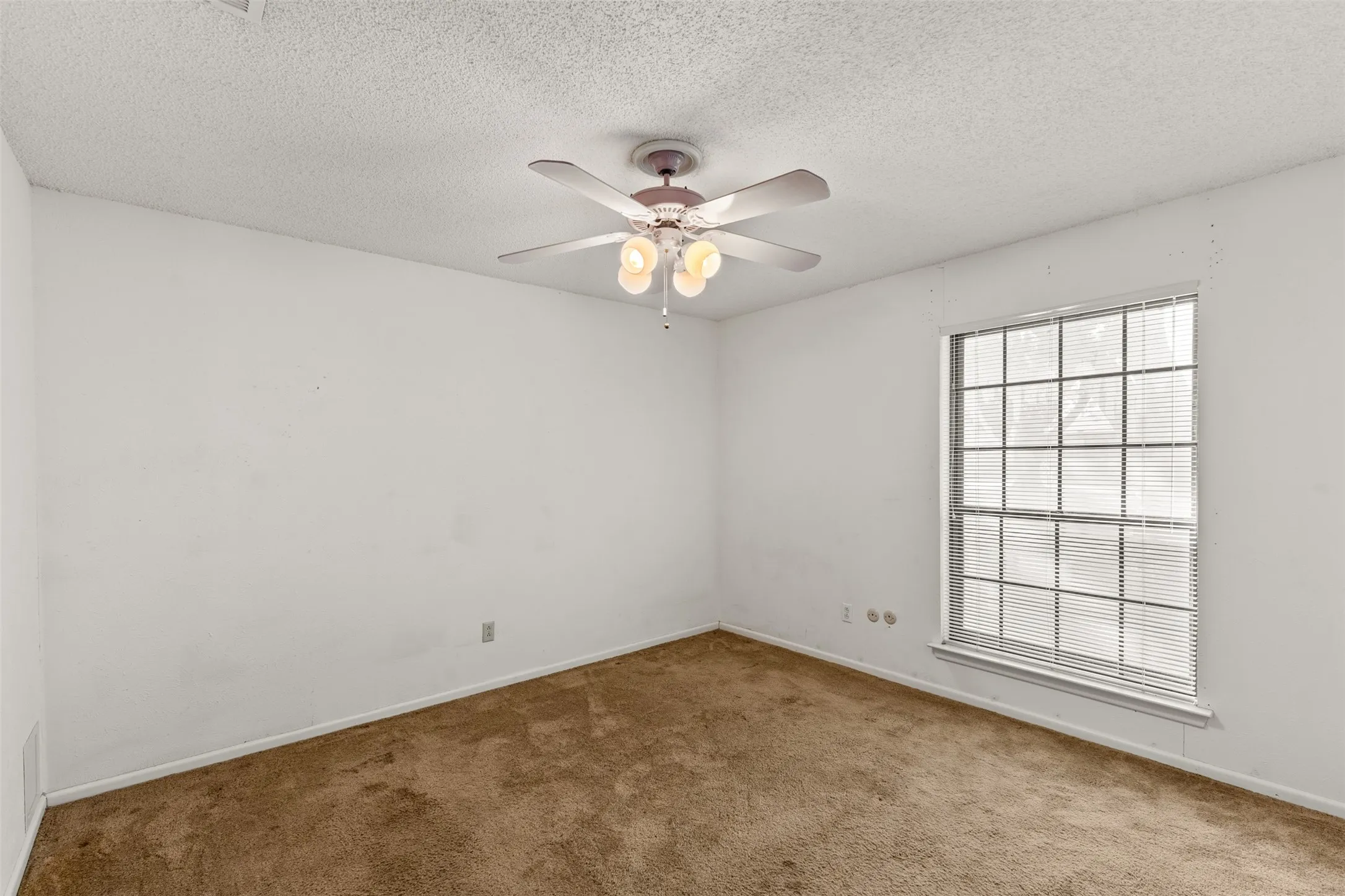 Single Family Residence For Sale in Tarrant County , 4405 Kingswick Drive, Arlington, Texas 76016, 4 Bedroom, 3 Bathroom, 2 Garage spaces, 2,576 Sqft, built in 1977, mls#21374414, Real Estate Agent in Arlington, Homes For Sale in Tarrant county, Homes For Sale in Arlington, Realtor in Arlington Texas, Real Estate Brokerage Independent Realty Texas, Luminita Cordes Realtor