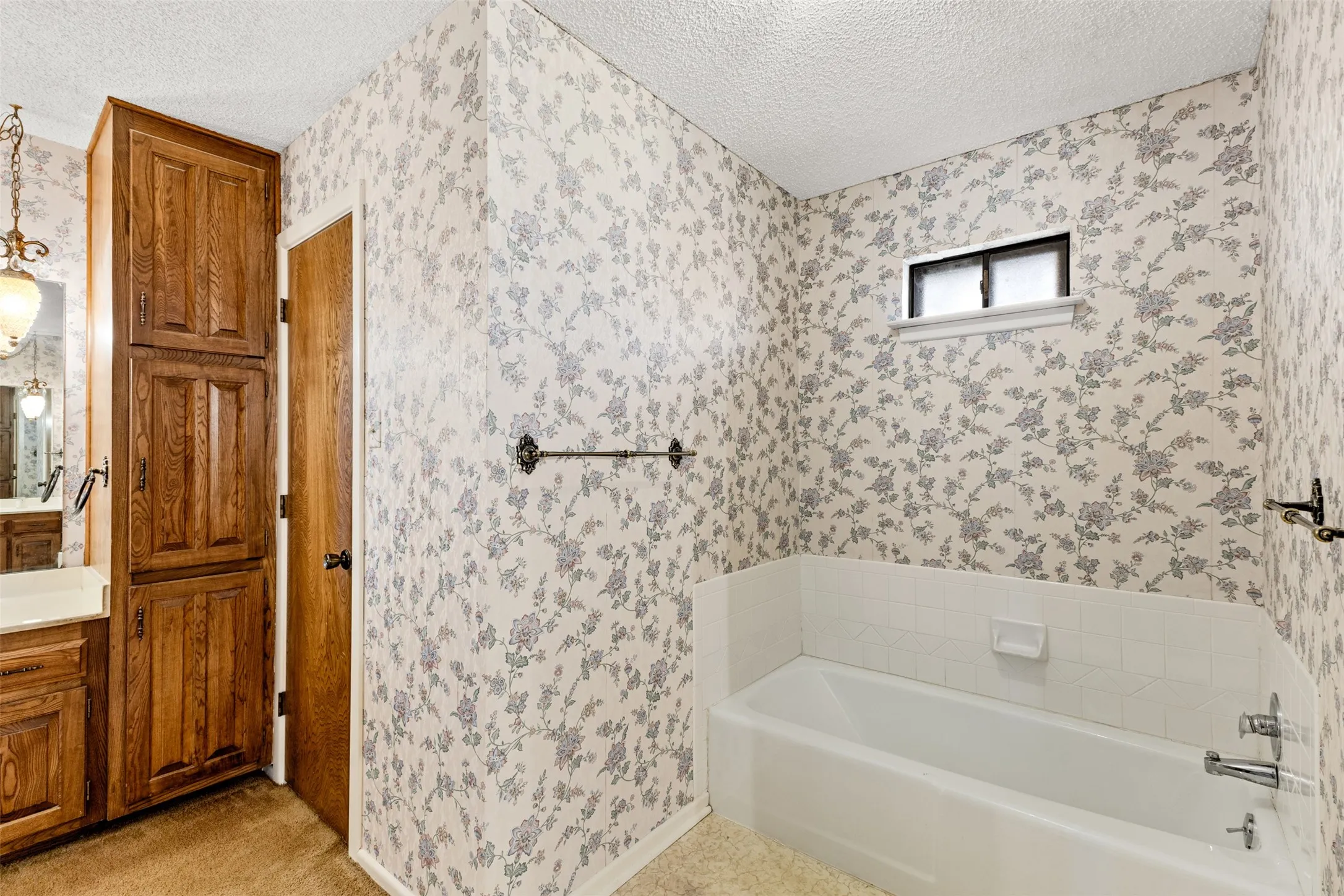 Single Family Residence For Sale in Tarrant County , 4405 Kingswick Drive, Arlington, Texas 76016, 4 Bedroom, 3 Bathroom, 2 Garage spaces, 2,576 Sqft, built in 1977, mls#21374414, Real Estate Agent in Arlington, Homes For Sale in Tarrant county, Homes For Sale in Arlington, Realtor in Arlington Texas, Real Estate Brokerage Independent Realty Texas, Luminita Cordes Realtor