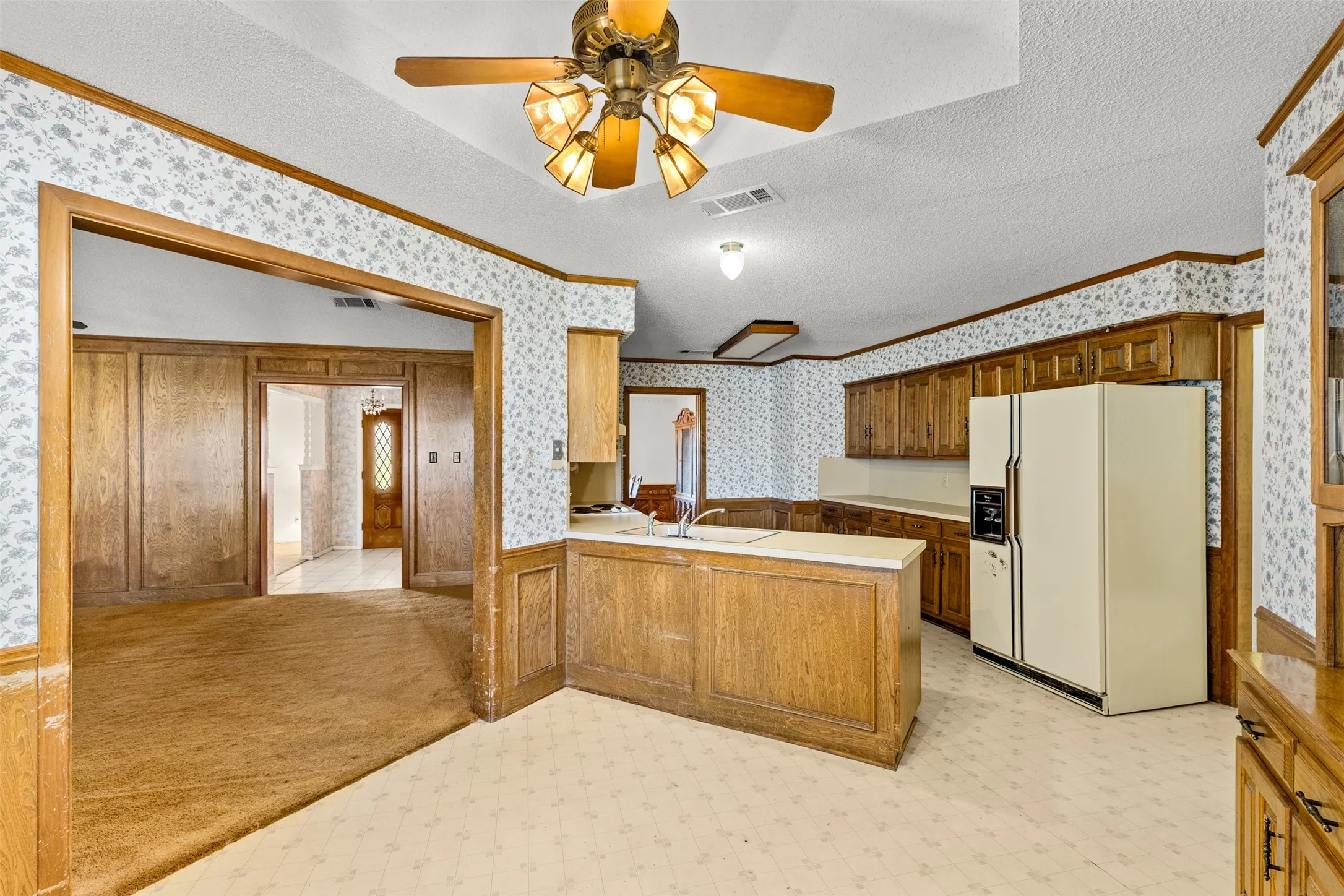 Single Family Residence For Sale in Tarrant County , 4405 Kingswick Drive, Arlington, Texas 76016, 4 Bedroom, 3 Bathroom, 2 Garage spaces, 2,576 Sqft, built in 1977, mls#21374414, Real Estate Agent in Arlington, Homes For Sale in Tarrant county, Homes For Sale in Arlington, Realtor in Arlington Texas, Real Estate Brokerage Independent Realty Texas, Luminita Cordes Realtor