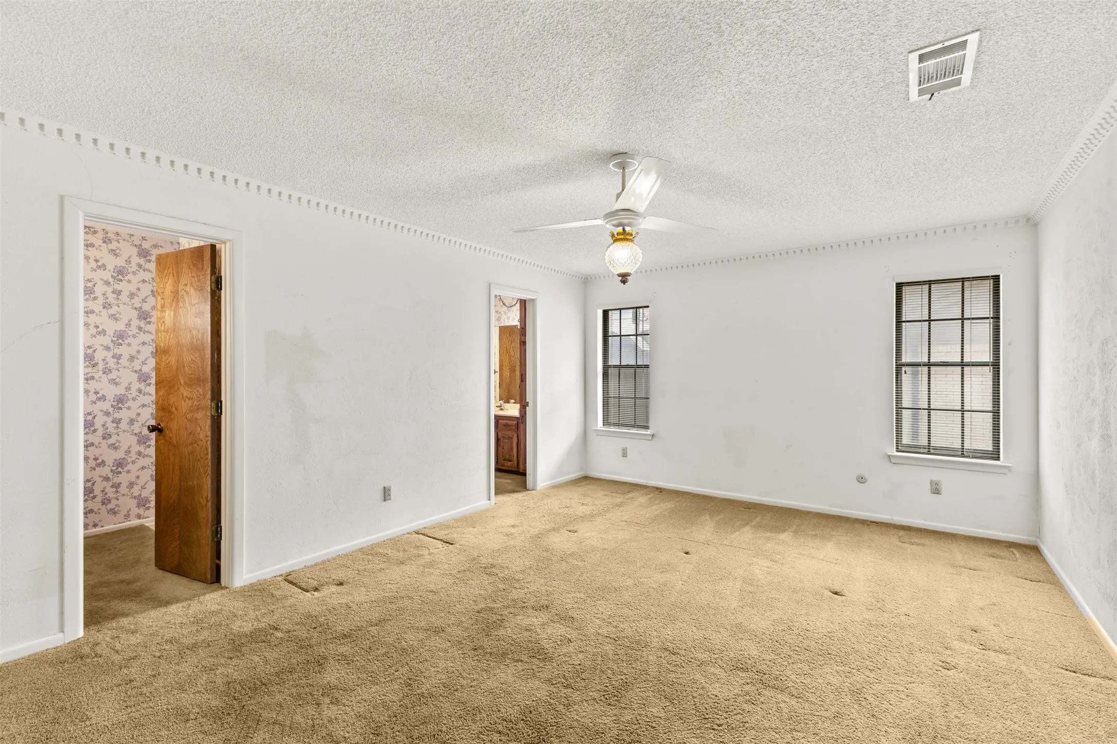Single Family Residence For Sale in Tarrant County , 4405 Kingswick Drive, Arlington, Texas 76016, 4 Bedroom, 3 Bathroom, 2 Garage spaces, 2,576 Sqft, built in 1977, mls#21374414, Real Estate Agent in Arlington, Homes For Sale in Tarrant county, Homes For Sale in Arlington, Realtor in Arlington Texas, Real Estate Brokerage Independent Realty Texas, Luminita Cordes Realtor