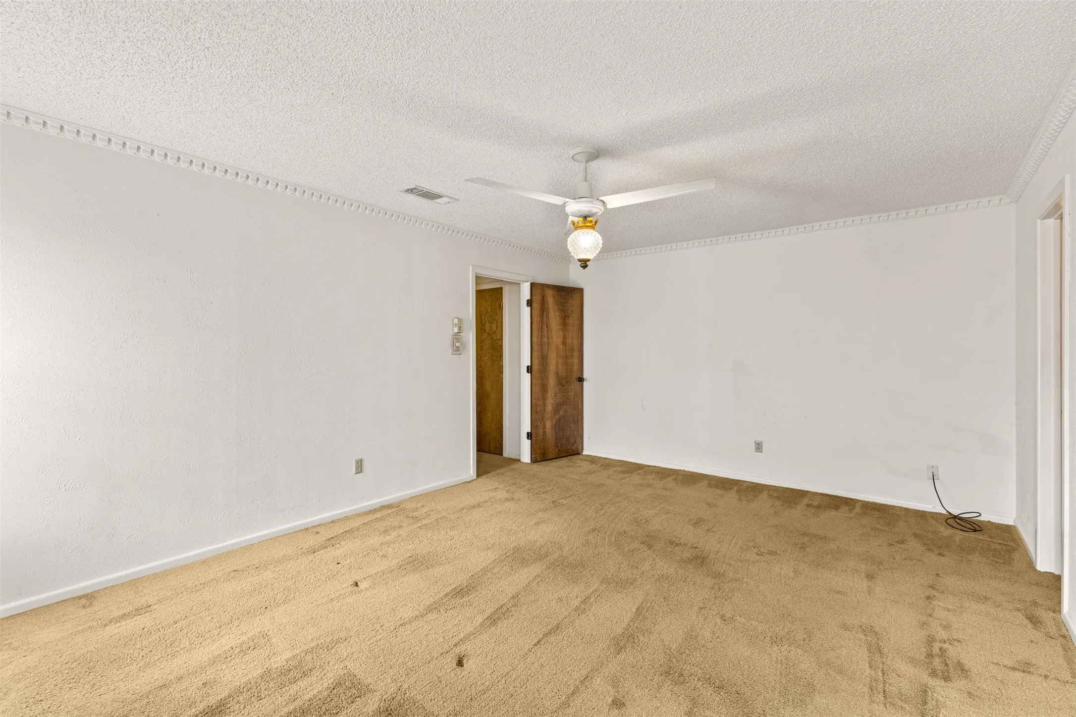 Single Family Residence For Sale in Tarrant County , 4405 Kingswick Drive, Arlington, Texas 76016, 4 Bedroom, 3 Bathroom, 2 Garage spaces, 2,576 Sqft, built in 1977, mls#21374414, Real Estate Agent in Arlington, Homes For Sale in Tarrant county, Homes For Sale in Arlington, Realtor in Arlington Texas, Real Estate Brokerage Independent Realty Texas, Luminita Cordes Realtor