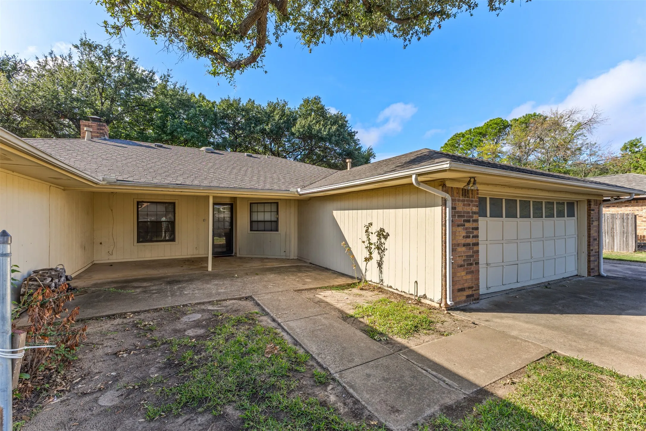 Single Family Residence For Sale in Tarrant County , 4405 Kingswick Drive, Arlington, Texas 76016, 4 Bedroom, 3 Bathroom, 2 Garage spaces, 2,576 Sqft, built in 1977, mls#21374414, Real Estate Agent in Arlington, Homes For Sale in Tarrant county, Homes For Sale in Arlington, Realtor in Arlington Texas, Real Estate Brokerage Independent Realty Texas, Luminita Cordes Realtor