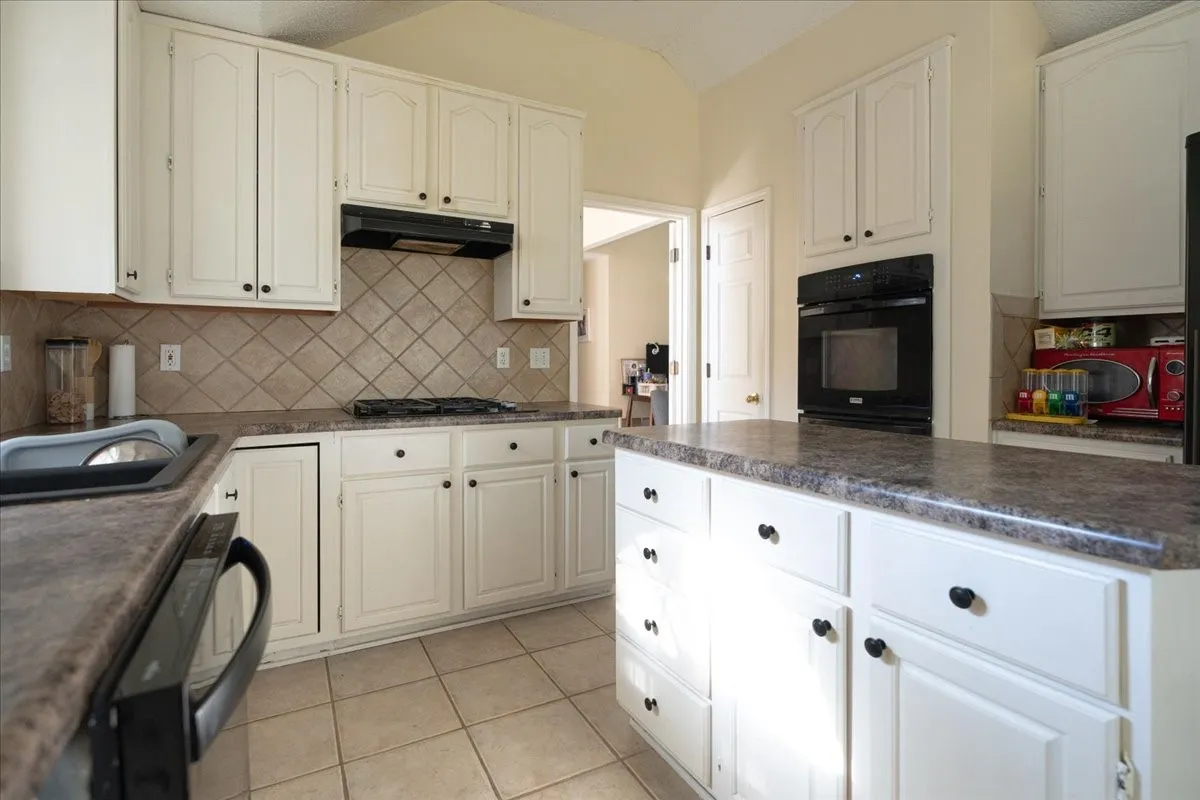 Single Family Residence For Sale in Denton County , 3016 Yale Drive, Flower Mound, Texas 75022, 3 Bedroom, 2 Bathroom, 2 Garage spaces, 1,735 Sqft, built in 1991, mls#21383790, Real Estate Agent in Flower Mound, Homes For Sale in Denton county, Homes For Sale in Flower Mound, Realtor in Flower Mound Texas, Real Estate Brokerage Independent Realty Texas, Luminita Cordes Realtor