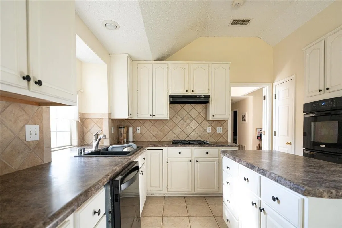 Single Family Residence For Sale in Denton County , 3016 Yale Drive, Flower Mound, Texas 75022, 3 Bedroom, 2 Bathroom, 2 Garage spaces, 1,735 Sqft, built in 1991, mls#21383790, Real Estate Agent in Flower Mound, Homes For Sale in Denton county, Homes For Sale in Flower Mound, Realtor in Flower Mound Texas, Real Estate Brokerage Independent Realty Texas, Luminita Cordes Realtor