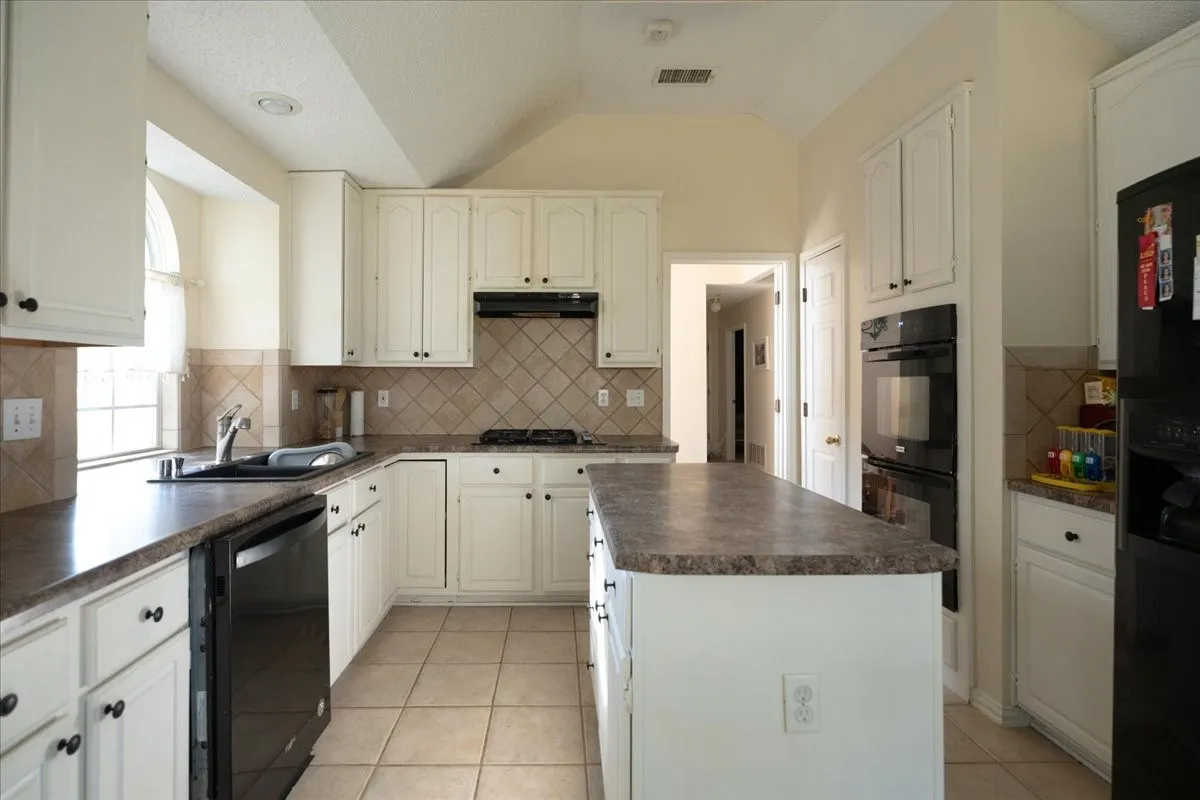 Single Family Residence For Sale in Denton County , 3016 Yale Drive, Flower Mound, Texas 75022, 3 Bedroom, 2 Bathroom, 2 Garage spaces, 1,735 Sqft, built in 1991, mls#21383790, Real Estate Agent in Flower Mound, Homes For Sale in Denton county, Homes For Sale in Flower Mound, Realtor in Flower Mound Texas, Real Estate Brokerage Independent Realty Texas, Luminita Cordes Realtor