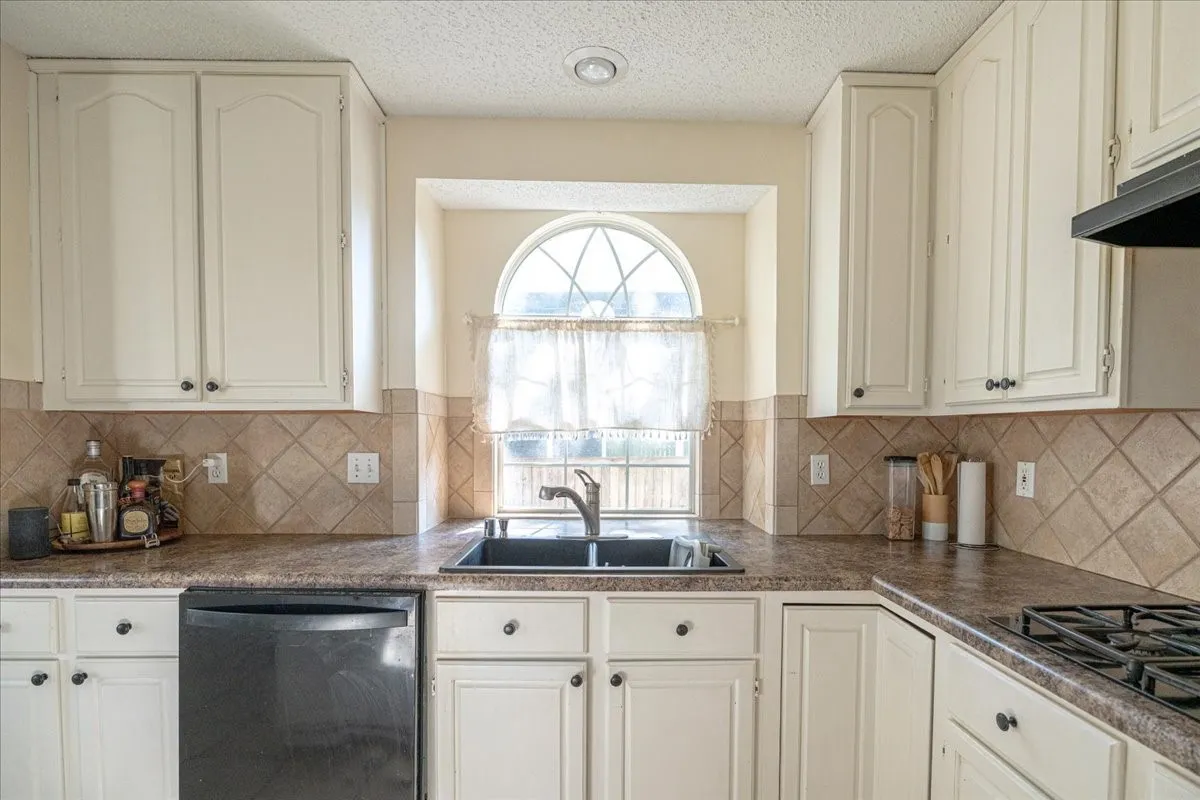Single Family Residence For Sale in Denton County , 3016 Yale Drive, Flower Mound, Texas 75022, 3 Bedroom, 2 Bathroom, 2 Garage spaces, 1,735 Sqft, built in 1991, mls#21383790, Real Estate Agent in Flower Mound, Homes For Sale in Denton county, Homes For Sale in Flower Mound, Realtor in Flower Mound Texas, Real Estate Brokerage Independent Realty Texas, Luminita Cordes Realtor