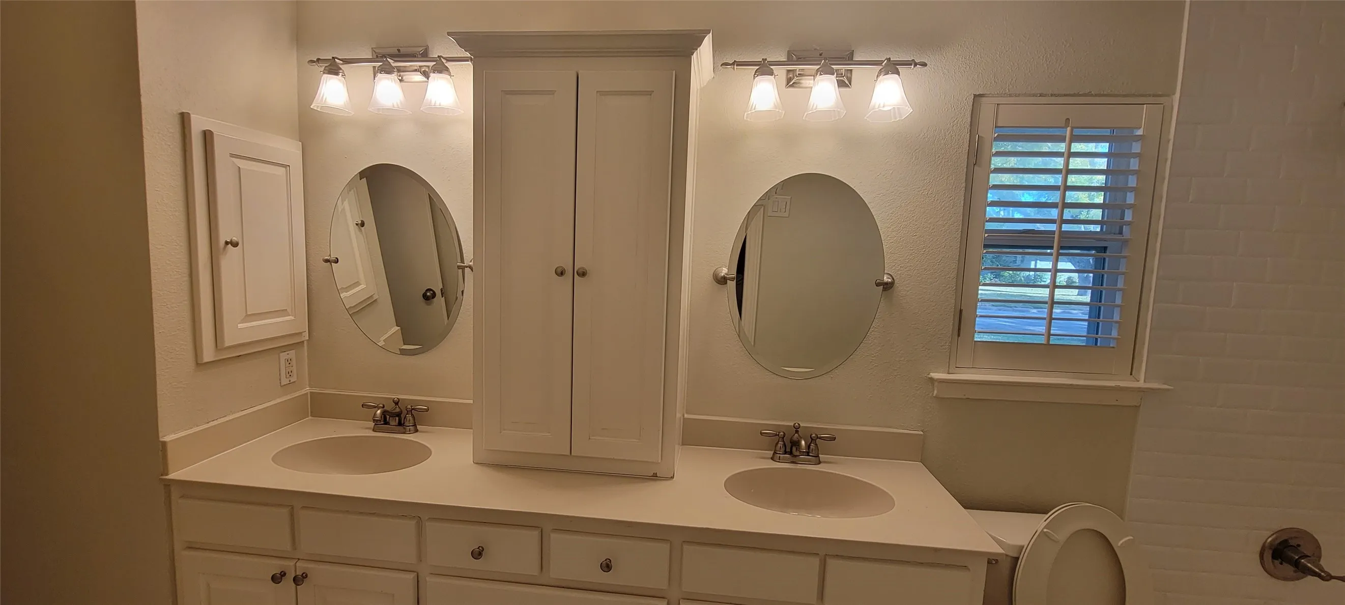 Single Family Residence For Rent in Dallas County , 4930 Sugar Mill Road, Dallas, Texas 75244, 4 Bedroom, 3 Bathroom, 2 Garage spaces, 2,429 Sqft, built in 1965, mls#21383809, Real Estate Agent in Dallas, Homes For Rent in Dallas county, Homes For Rent in Dallas, Realtor in Dallas Texas, Real Estate Brokerage Independent Realty Texas, Luminita Cordes Realtor