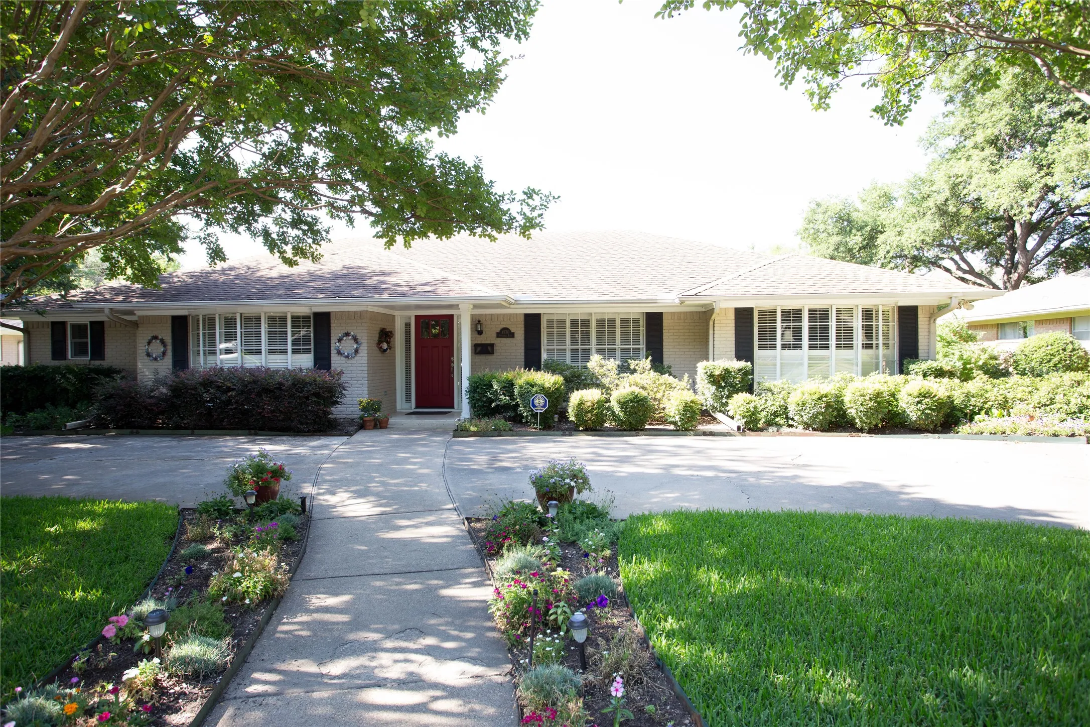 Single Family Residence For Rent in Dallas County , 4930 Sugar Mill Road, Dallas, Texas 75244, 4 Bedroom, 3 Bathroom, 2 Garage spaces, 2,429 Sqft, built in 1965, mls#21383809, Real Estate Agent in Dallas, Homes For Rent in Dallas county, Homes For Rent in Dallas, Realtor in Dallas Texas, Real Estate Brokerage Independent Realty Texas, Luminita Cordes Realtor