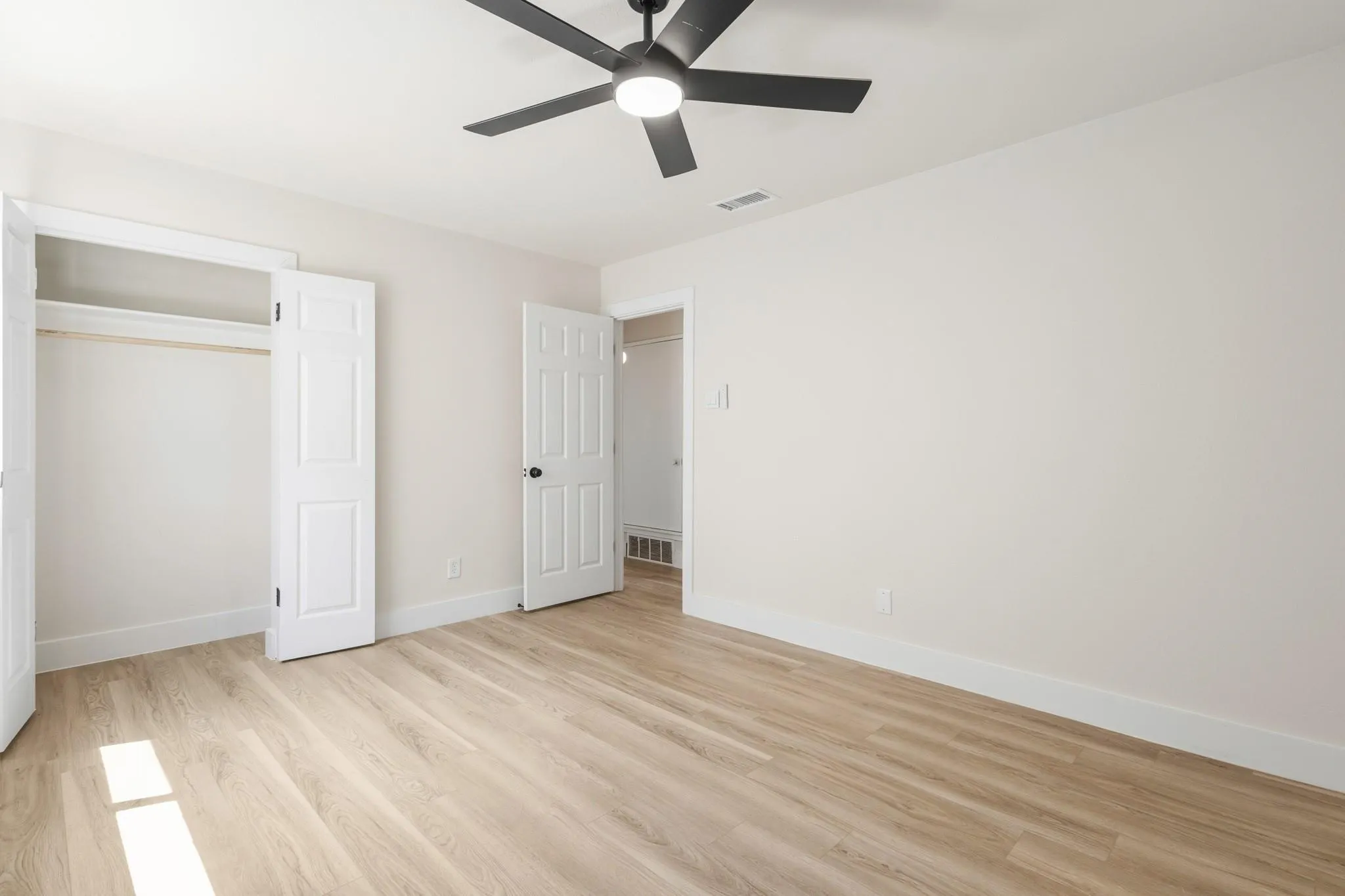 Single Family Residence For Rent in Dallas County , 2134 Bowie Drive, Carrollton, Texas 75006, 3 Bedroom, 2 Bathroom, Garage spaces, 1,193 Sqft, built in 1968, mls#21383806, Real Estate Agent in Carrollton, Homes For Rent in Dallas county, Homes For Rent in Carrollton, Realtor in Carrollton Texas, Real Estate Brokerage Independent Realty Texas, Luminita Cordes Realtor