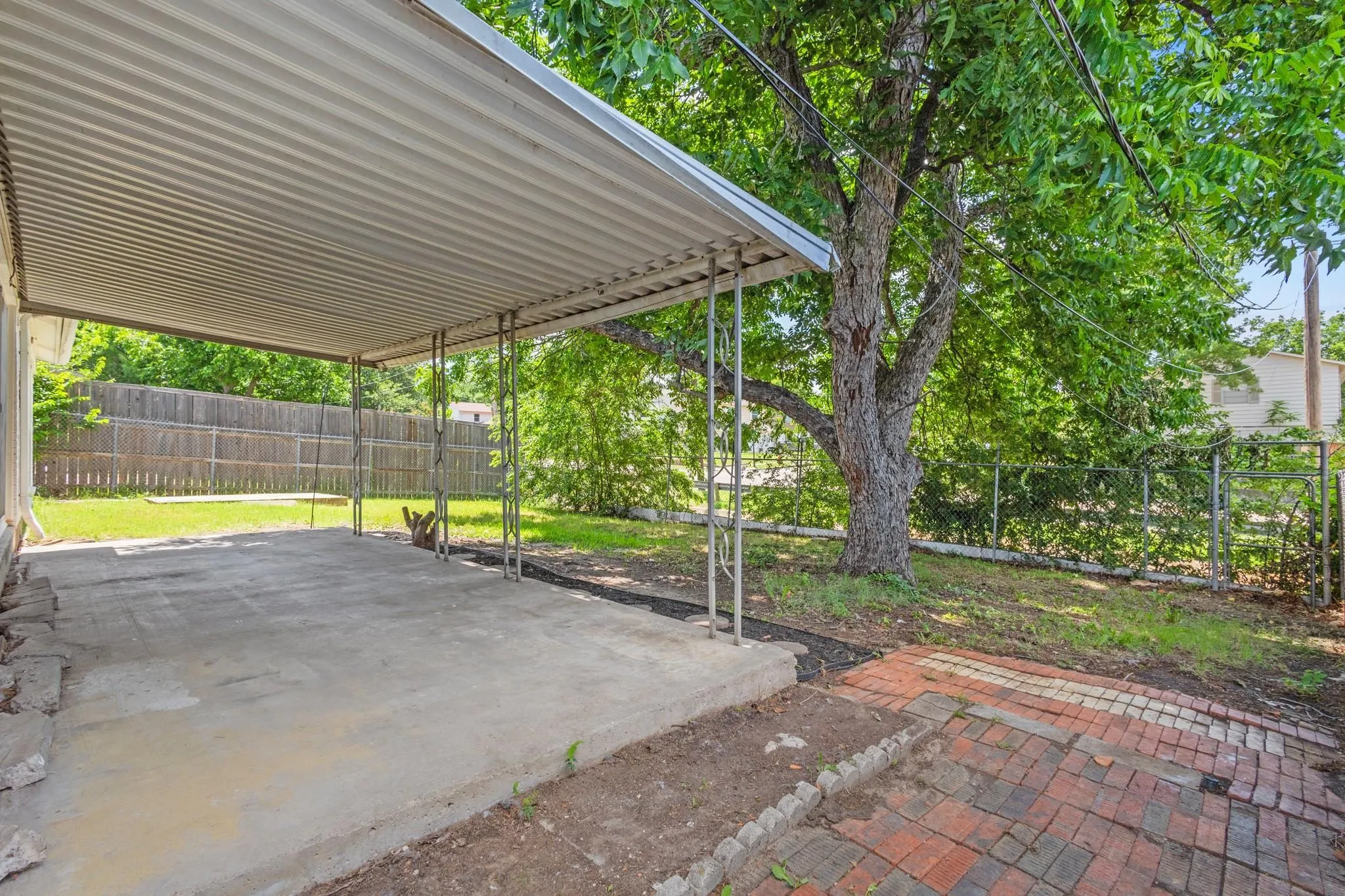 Single Family Residence For Rent in Dallas County , 2134 Bowie Drive, Carrollton, Texas 75006, 3 Bedroom, 2 Bathroom, Garage spaces, 1,193 Sqft, built in 1968, mls#21383806, Real Estate Agent in Carrollton, Homes For Rent in Dallas county, Homes For Rent in Carrollton, Realtor in Carrollton Texas, Real Estate Brokerage Independent Realty Texas, Luminita Cordes Realtor