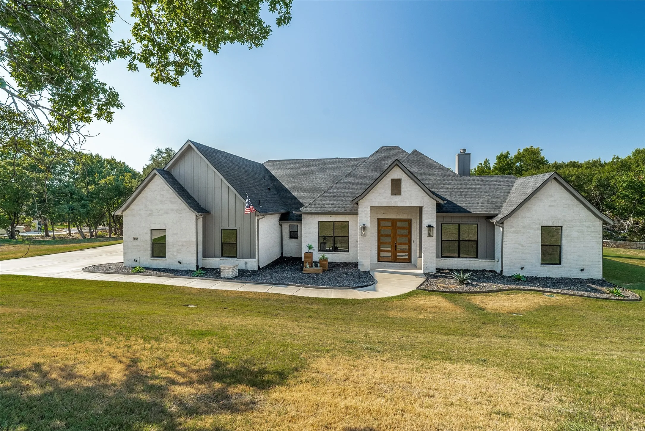 Single Family Residence For Sale in Parker County , 1028 Twin Creeks Drive, Weatherford, Texas 76088, 3 Bedroom, 3 Bathroom, 3 Garage spaces, 2,818 Sqft, built in 2022, mls#21383768, Real Estate Agent in Weatherford, Homes For Sale in Parker county, Homes For Sale in Weatherford, Realtor in Weatherford Texas, Real Estate Brokerage Independent Realty Texas, Luminita Cordes Realtor