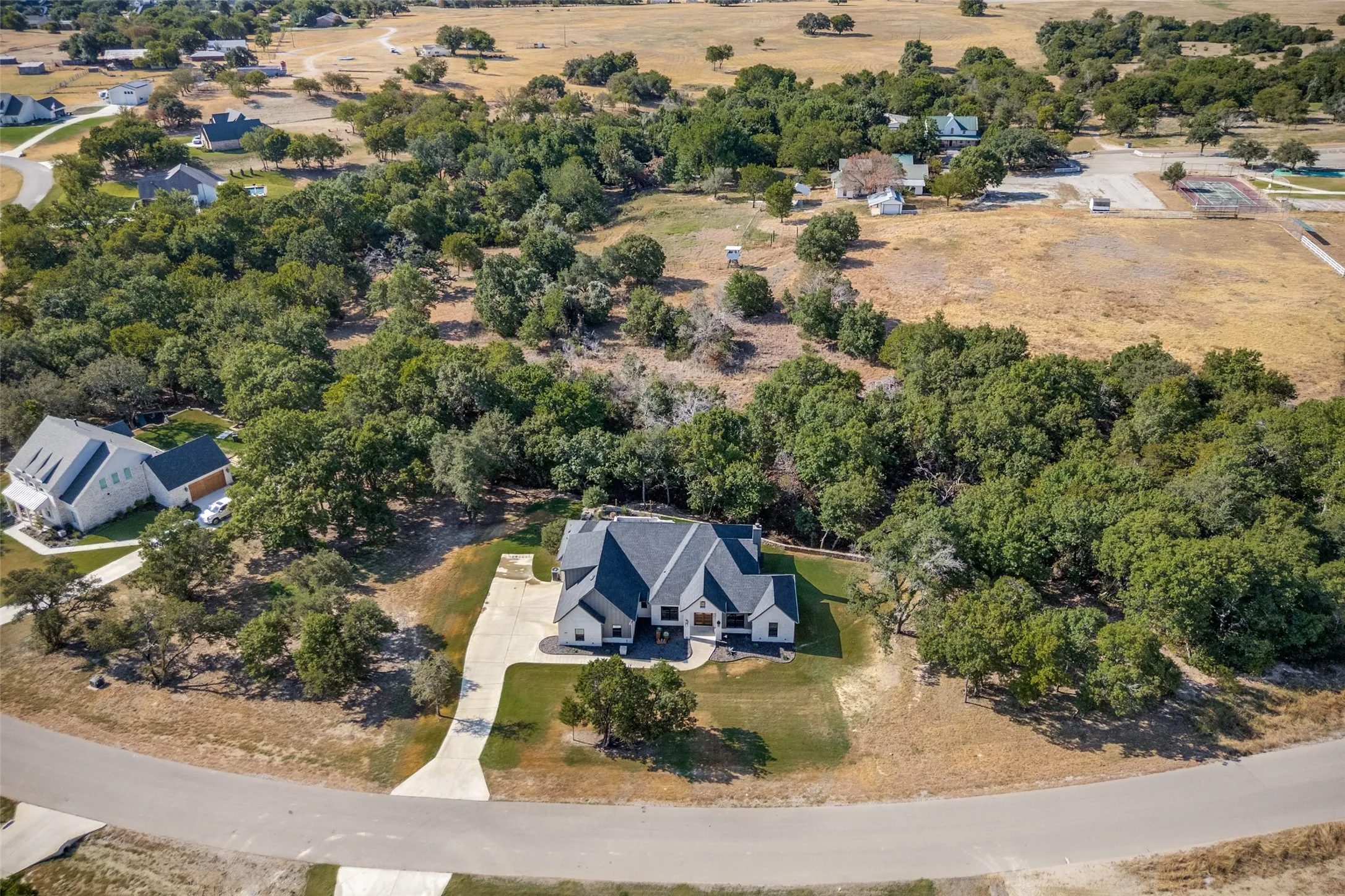 Single Family Residence For Sale in Parker County , 1028 Twin Creeks Drive, Weatherford, Texas 76088, 3 Bedroom, 3 Bathroom, 3 Garage spaces, 2,818 Sqft, built in 2022, mls#21383768, Real Estate Agent in Weatherford, Homes For Sale in Parker county, Homes For Sale in Weatherford, Realtor in Weatherford Texas, Real Estate Brokerage Independent Realty Texas, Luminita Cordes Realtor