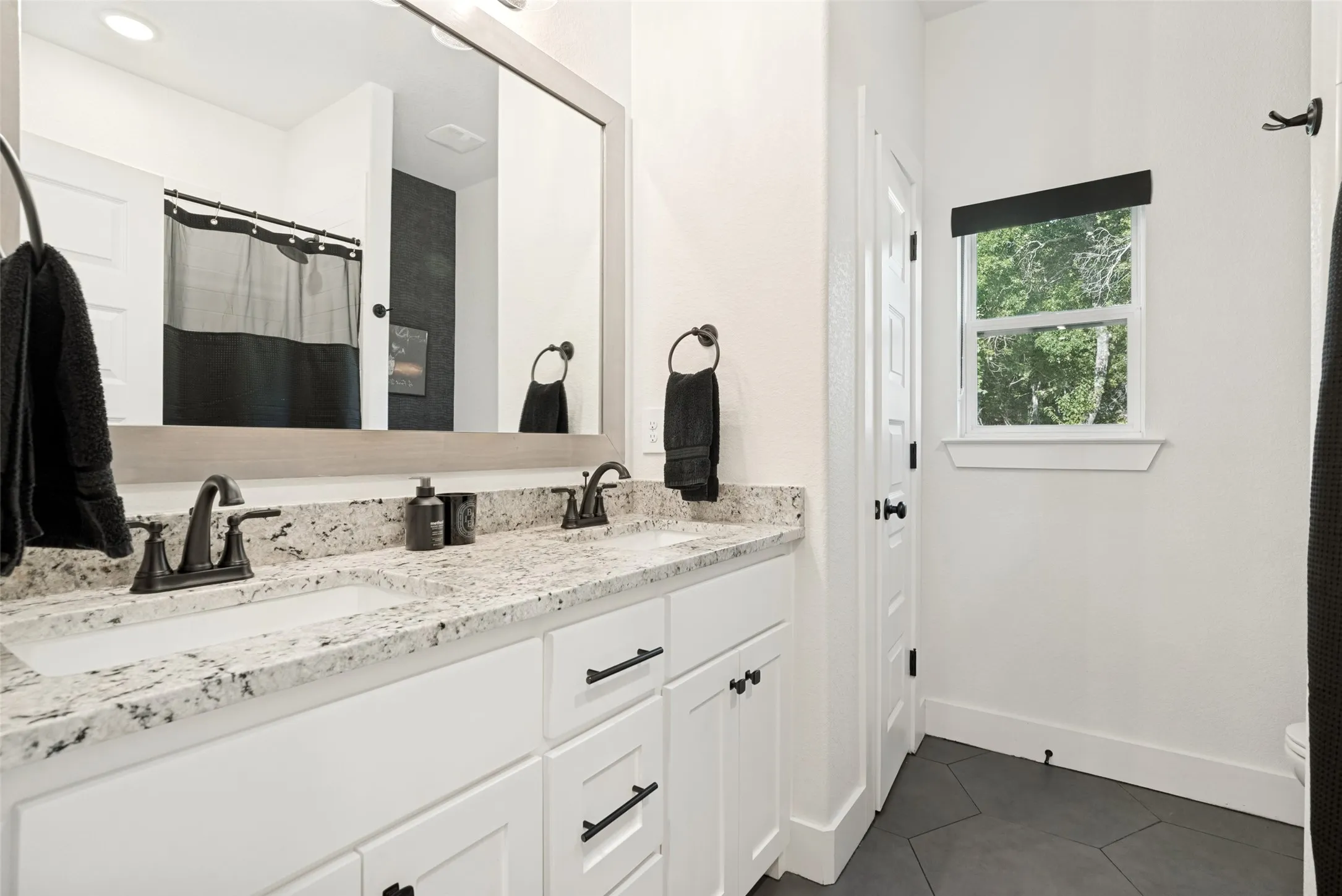 Single Family Residence For Sale in Parker County , 1028 Twin Creeks Drive, Weatherford, Texas 76088, 3 Bedroom, 3 Bathroom, 3 Garage spaces, 2,818 Sqft, built in 2022, mls#21383768, Real Estate Agent in Weatherford, Homes For Sale in Parker county, Homes For Sale in Weatherford, Realtor in Weatherford Texas, Real Estate Brokerage Independent Realty Texas, Luminita Cordes Realtor
