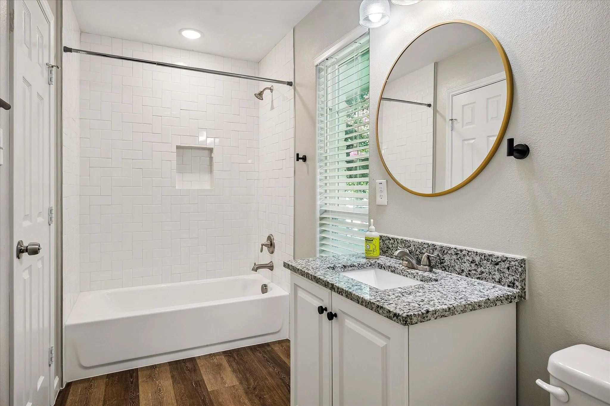 shared bath between the guest rooms
