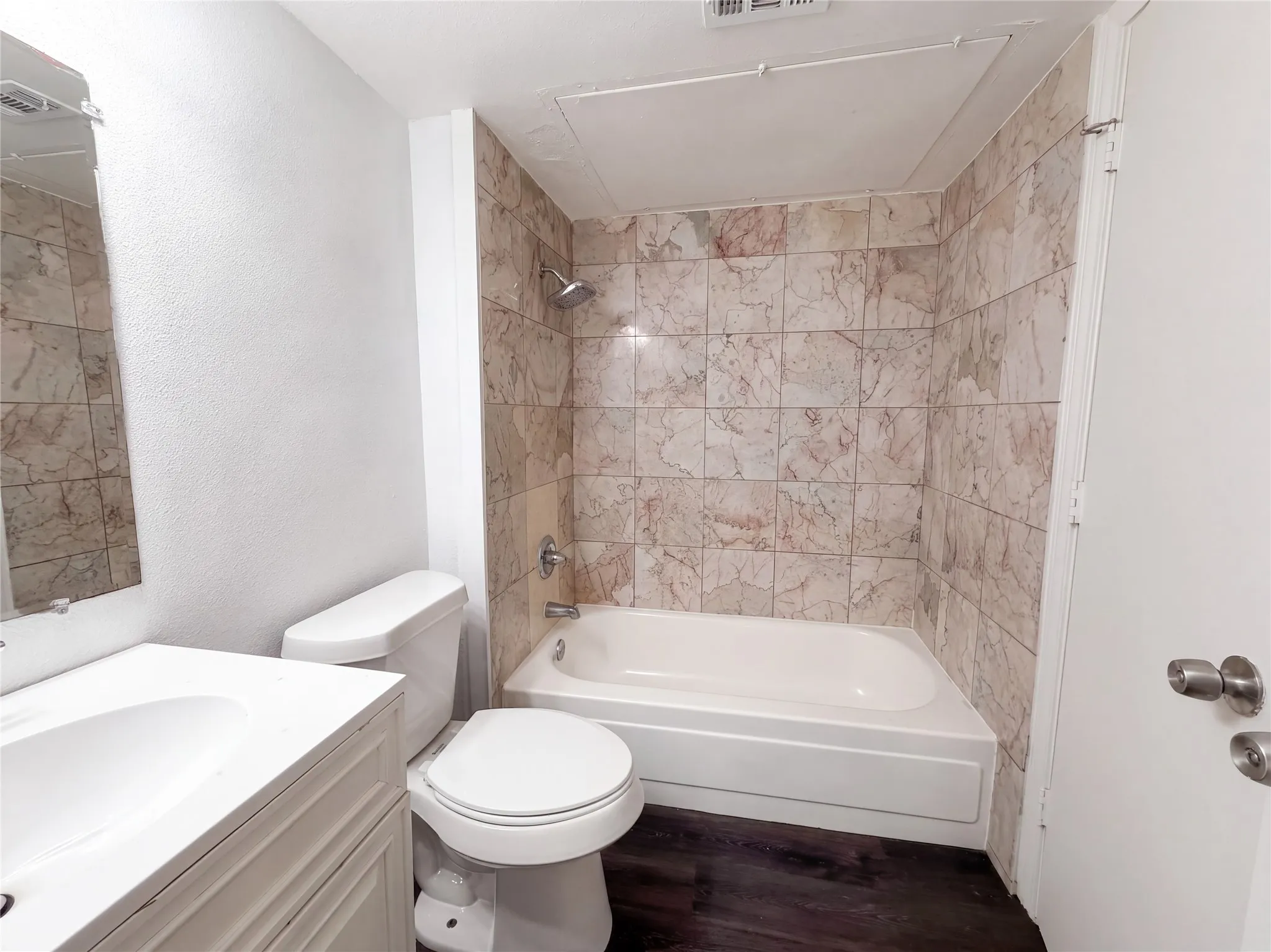 Condominium For Sale in Tarrant County , 2311 Balsam Drive H210, Arlington, Texas 76006, 2 Bedroom, 2 Bathroom, Garage spaces, 1,031 Sqft, built in 1981, mls#21383603, Real Estate Agent in Arlington, Homes For Sale in Tarrant county, Homes For Sale in Arlington, Realtor in Arlington Texas, Real Estate Brokerage Independent Realty Texas, Luminita Cordes Realtor
