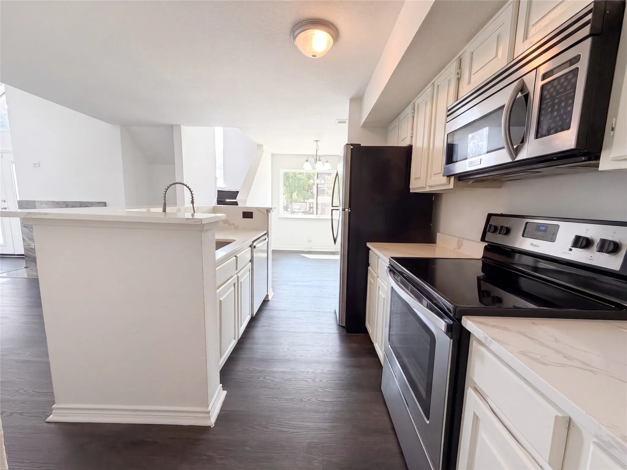 Condominium For Sale in Tarrant County , 2311 Balsam Drive H210, Arlington, Texas 76006, 2 Bedroom, 2 Bathroom, Garage spaces, 1,031 Sqft, built in 1981, mls#21383603, Real Estate Agent in Arlington, Homes For Sale in Tarrant county, Homes For Sale in Arlington, Realtor in Arlington Texas, Real Estate Brokerage Independent Realty Texas, Luminita Cordes Realtor