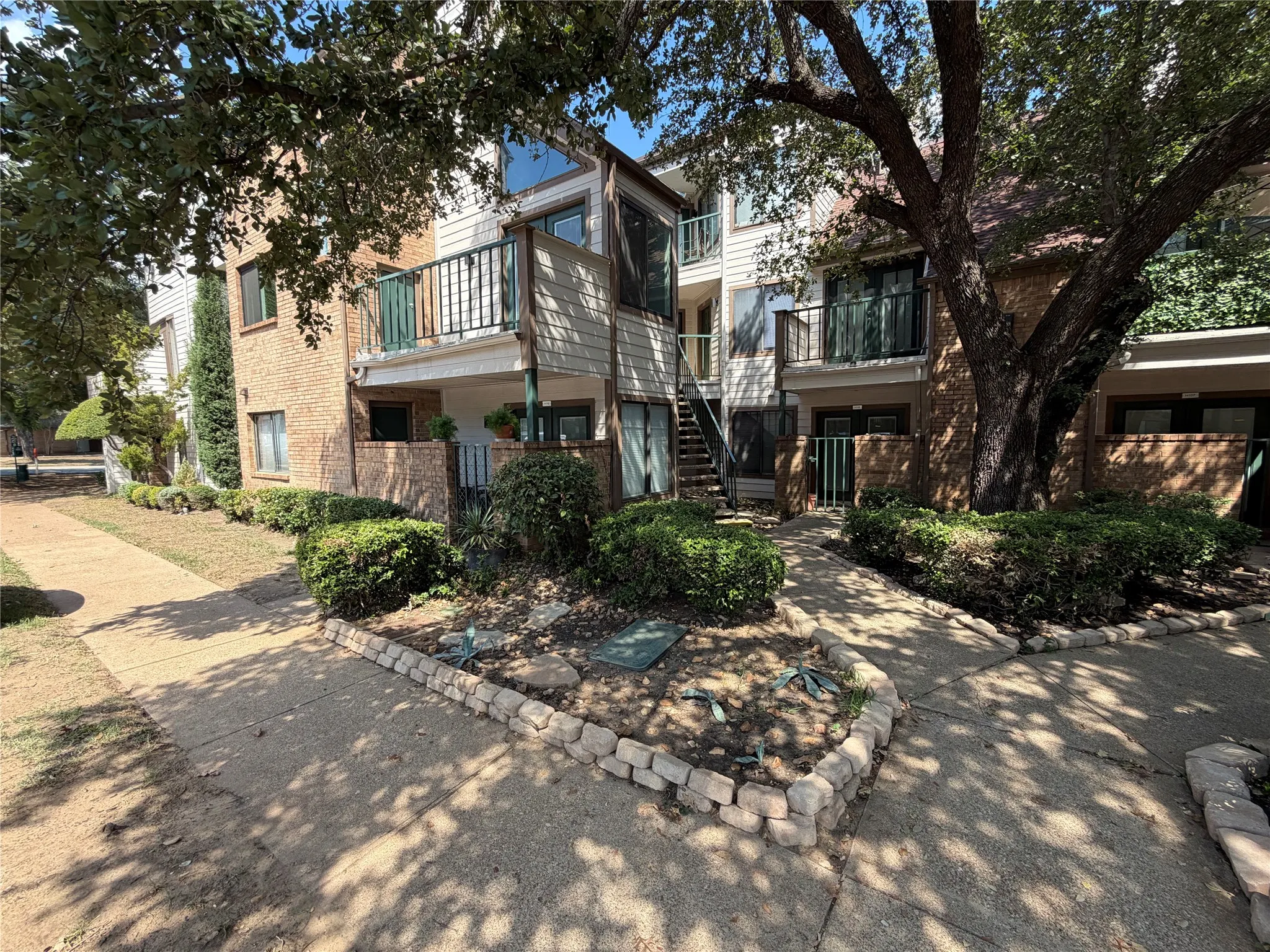 Condominium For Sale in Tarrant County , 2311 Balsam Drive H210, Arlington, Texas 76006, 2 Bedroom, 2 Bathroom, Garage spaces, 1,031 Sqft, built in 1981, mls#21383603, Real Estate Agent in Arlington, Homes For Sale in Tarrant county, Homes For Sale in Arlington, Realtor in Arlington Texas, Real Estate Brokerage Independent Realty Texas, Luminita Cordes Realtor