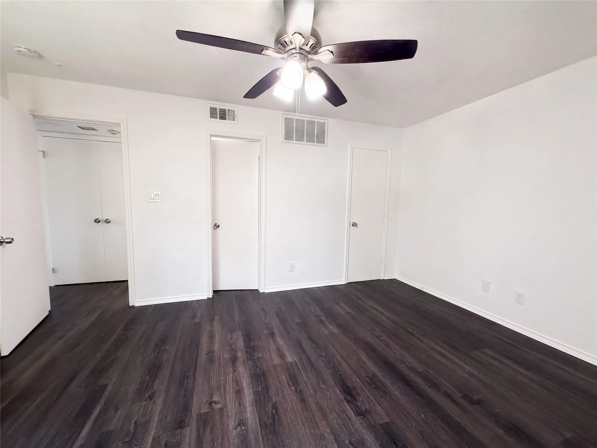 Condominium For Sale in Tarrant County , 2311 Balsam Drive H210, Arlington, Texas 76006, 2 Bedroom, 2 Bathroom, Garage spaces, 1,031 Sqft, built in 1981, mls#21383603, Real Estate Agent in Arlington, Homes For Sale in Tarrant county, Homes For Sale in Arlington, Realtor in Arlington Texas, Real Estate Brokerage Independent Realty Texas, Luminita Cordes Realtor