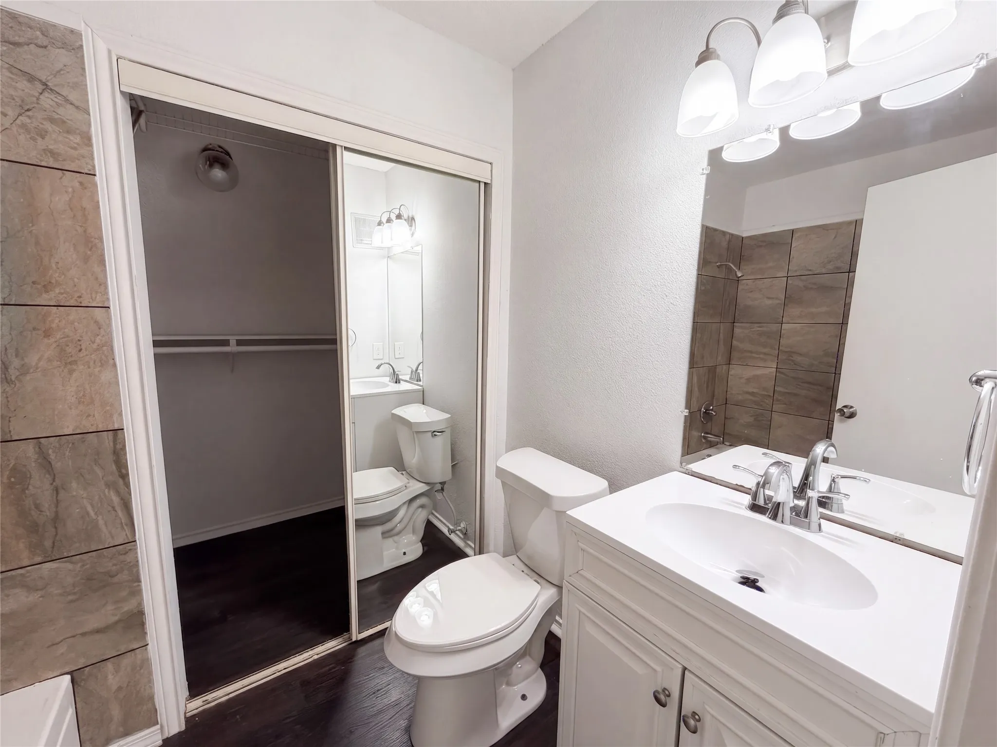 Condominium For Sale in Tarrant County , 2311 Balsam Drive H210, Arlington, Texas 76006, 2 Bedroom, 2 Bathroom, Garage spaces, 1,031 Sqft, built in 1981, mls#21383603, Real Estate Agent in Arlington, Homes For Sale in Tarrant county, Homes For Sale in Arlington, Realtor in Arlington Texas, Real Estate Brokerage Independent Realty Texas, Luminita Cordes Realtor