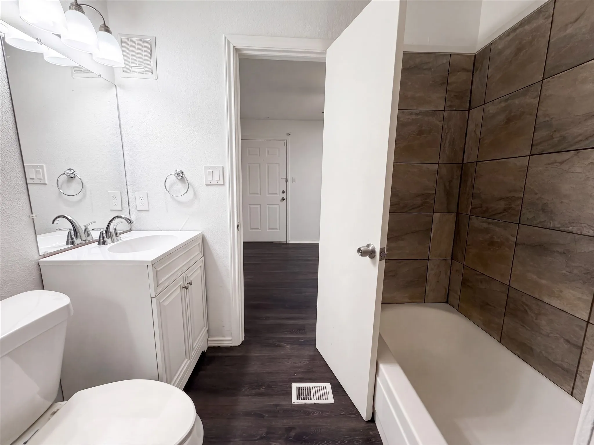 Condominium For Sale in Tarrant County , 2311 Balsam Drive H210, Arlington, Texas 76006, 2 Bedroom, 2 Bathroom, Garage spaces, 1,031 Sqft, built in 1981, mls#21383603, Real Estate Agent in Arlington, Homes For Sale in Tarrant county, Homes For Sale in Arlington, Realtor in Arlington Texas, Real Estate Brokerage Independent Realty Texas, Luminita Cordes Realtor