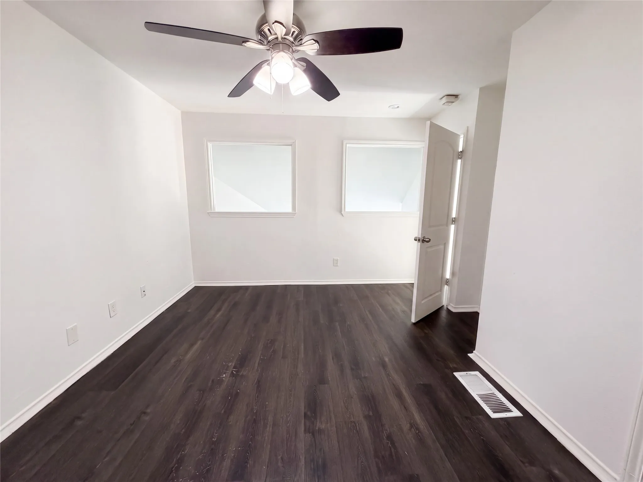 Condominium For Sale in Tarrant County , 2311 Balsam Drive H210, Arlington, Texas 76006, 2 Bedroom, 2 Bathroom, Garage spaces, 1,031 Sqft, built in 1981, mls#21383603, Real Estate Agent in Arlington, Homes For Sale in Tarrant county, Homes For Sale in Arlington, Realtor in Arlington Texas, Real Estate Brokerage Independent Realty Texas, Luminita Cordes Realtor