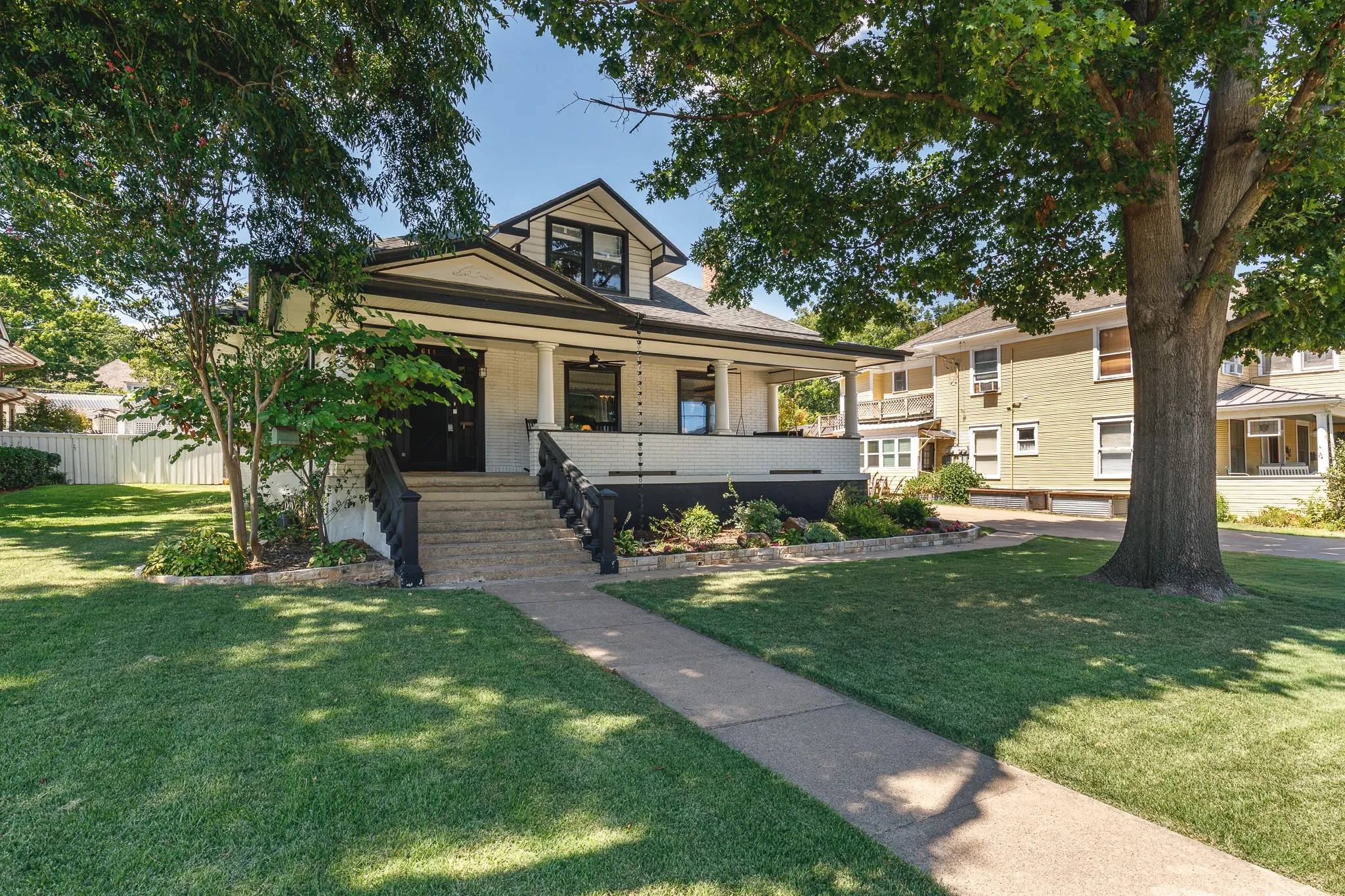 Single Family Residence For Sale in Collin County , 611 N Church Street, Mc Kinney, Texas 75069, 5 Bedroom, 5 Bathroom, 2 Garage spaces, 4,430 Sqft, built in 1910, mls#21369149, Real Estate Agent in Mc Kinney, Homes For Sale in Collin county, Homes For Sale in Mc Kinney, Realtor in Mc Kinney Texas, Real Estate Brokerage Independent Realty Texas, Luminita Cordes Realtor