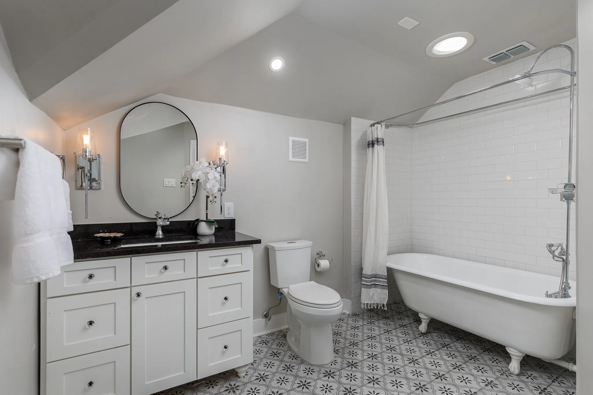 Single Family Residence For Sale in Collin County , 611 N Church Street, Mc Kinney, Texas 75069, 5 Bedroom, 5 Bathroom, 2 Garage spaces, 4,430 Sqft, built in 1910, mls#21369149, Real Estate Agent in Mc Kinney, Homes For Sale in Collin county, Homes For Sale in Mc Kinney, Realtor in Mc Kinney Texas, Real Estate Brokerage Independent Realty Texas, Luminita Cordes Realtor