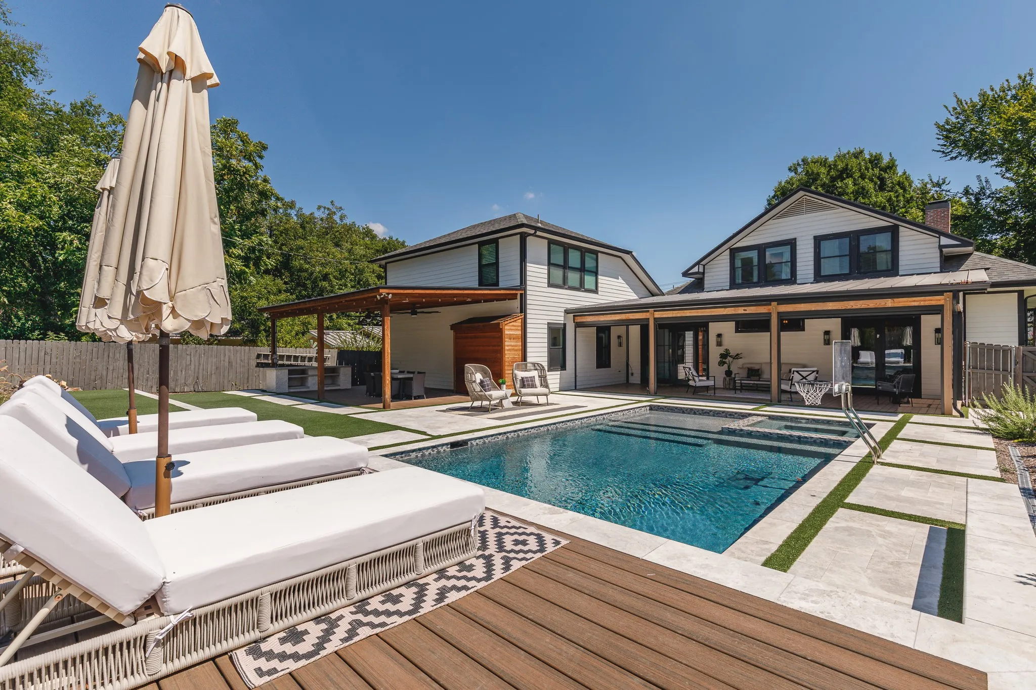 Single Family Residence For Sale in Collin County , 611 N Church Street, Mc Kinney, Texas 75069, 5 Bedroom, 5 Bathroom, 2 Garage spaces, 4,430 Sqft, built in 1910, mls#21369149, Real Estate Agent in Mc Kinney, Homes For Sale in Collin county, Homes For Sale in Mc Kinney, Realtor in Mc Kinney Texas, Real Estate Brokerage Independent Realty Texas, Luminita Cordes Realtor