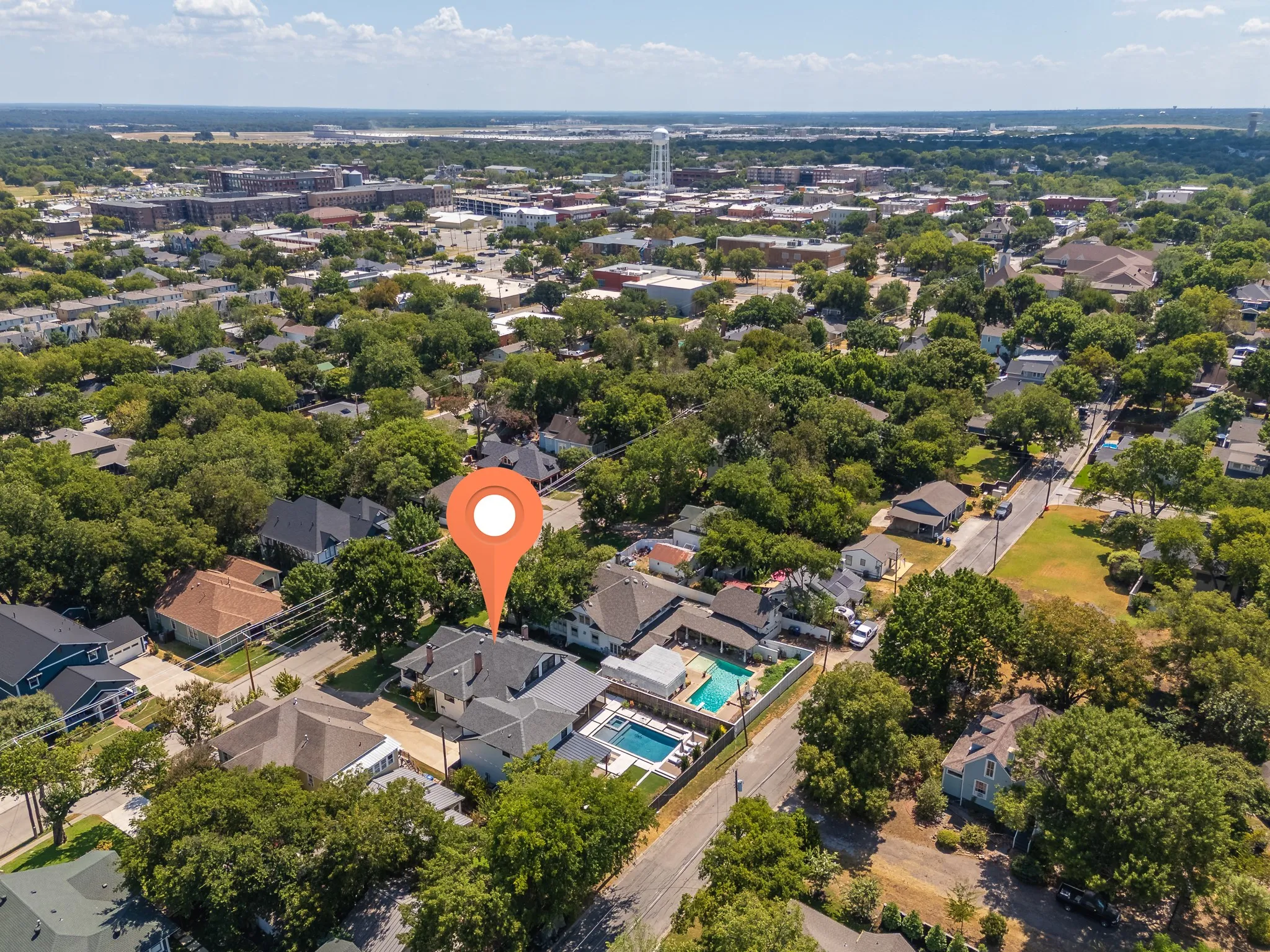Single Family Residence For Sale in Collin County , 611 N Church Street, Mc Kinney, Texas 75069, 5 Bedroom, 5 Bathroom, 2 Garage spaces, 4,430 Sqft, built in 1910, mls#21369149, Real Estate Agent in Mc Kinney, Homes For Sale in Collin county, Homes For Sale in Mc Kinney, Realtor in Mc Kinney Texas, Real Estate Brokerage Independent Realty Texas, Luminita Cordes Realtor