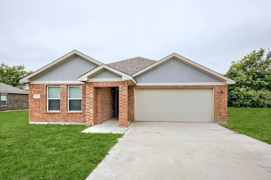 Single Family Residence For Sale in Kaufman County , 2912 Emma Lane, Mabank, Texas 75147, 3 Bedroom, 2 Bathroom, 2 Garage spaces, 1,298 Sqft, built in 2021, mls#21383813, Real Estate Agent in Mabank, Homes For Sale in Kaufman county, Homes For Sale in Mabank, Realtor in Mabank Texas, Real Estate Brokerage Independent Realty Texas, Luminita Cordes Realtor