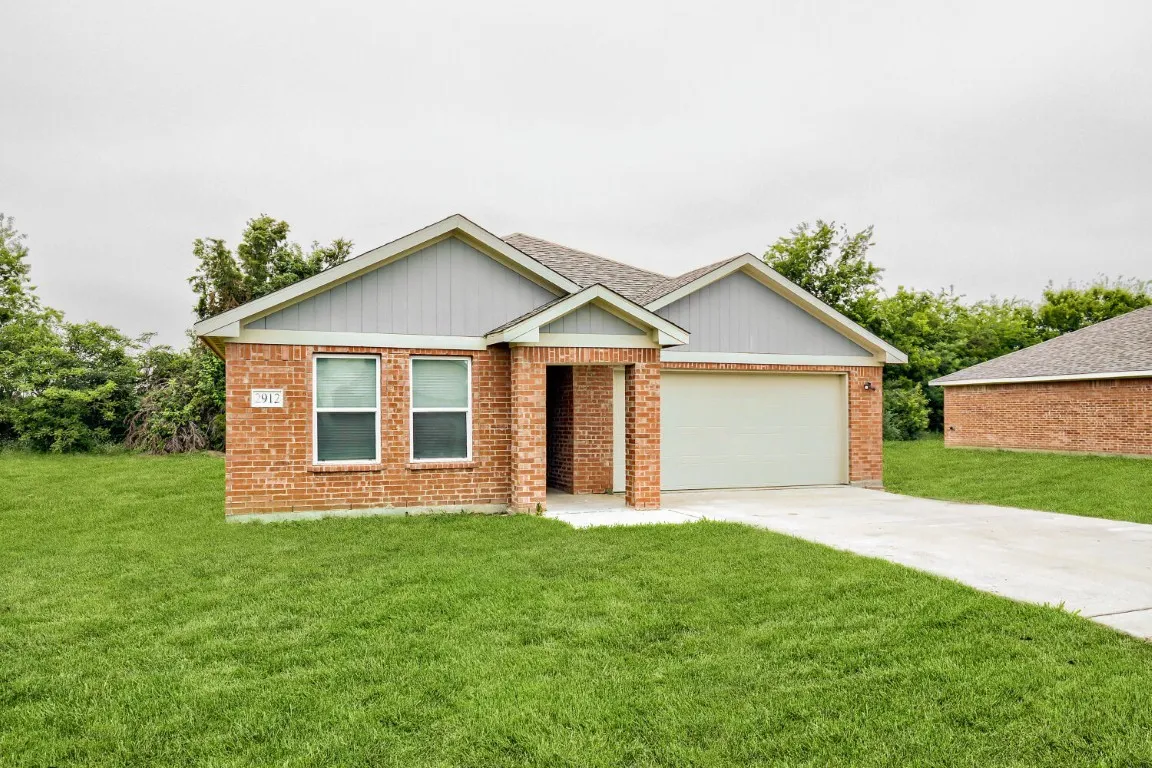 Single Family Residence For Sale in Kaufman County , 2912 Emma Lane, Mabank, Texas 75147, 3 Bedroom, 2 Bathroom, 2 Garage spaces, 1,298 Sqft, built in 2021, mls#21383813, Real Estate Agent in Mabank, Homes For Sale in Kaufman county, Homes For Sale in Mabank, Realtor in Mabank Texas, Real Estate Brokerage Independent Realty Texas, Luminita Cordes Realtor