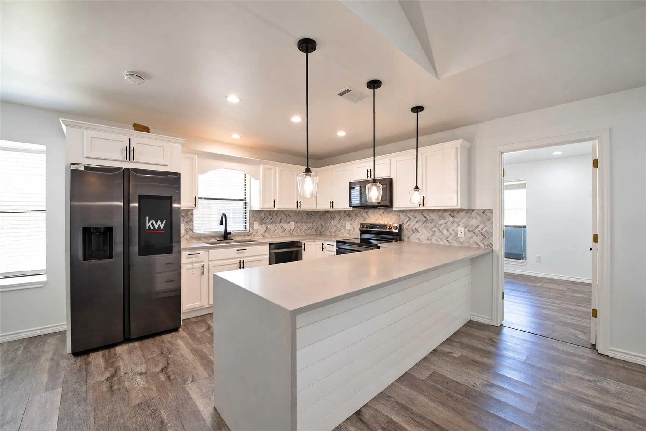 Single Family Residence For Sale in Denton County , 1010 Magnolia Drive, Carrollton, Texas 75007, 4 Bedroom, 3 Bathroom, 2 Garage spaces, 2,279 Sqft, built in 1984, mls#21383820, Real Estate Agent in Carrollton, Homes For Sale in Denton county, Homes For Sale in Carrollton, Realtor in Carrollton Texas, Real Estate Brokerage Independent Realty Texas, Luminita Cordes Realtor