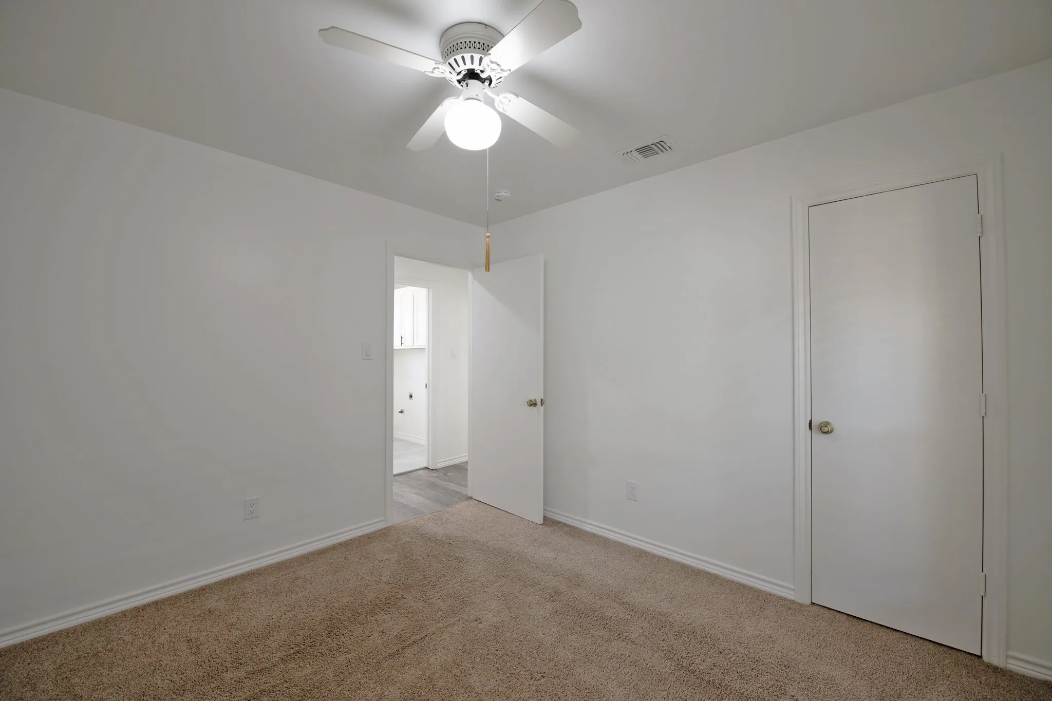 Single Family Residence For Sale in Denton County , 1010 Magnolia Drive, Carrollton, Texas 75007, 4 Bedroom, 3 Bathroom, 2 Garage spaces, 2,279 Sqft, built in 1984, mls#21383820, Real Estate Agent in Carrollton, Homes For Sale in Denton county, Homes For Sale in Carrollton, Realtor in Carrollton Texas, Real Estate Brokerage Independent Realty Texas, Luminita Cordes Realtor
