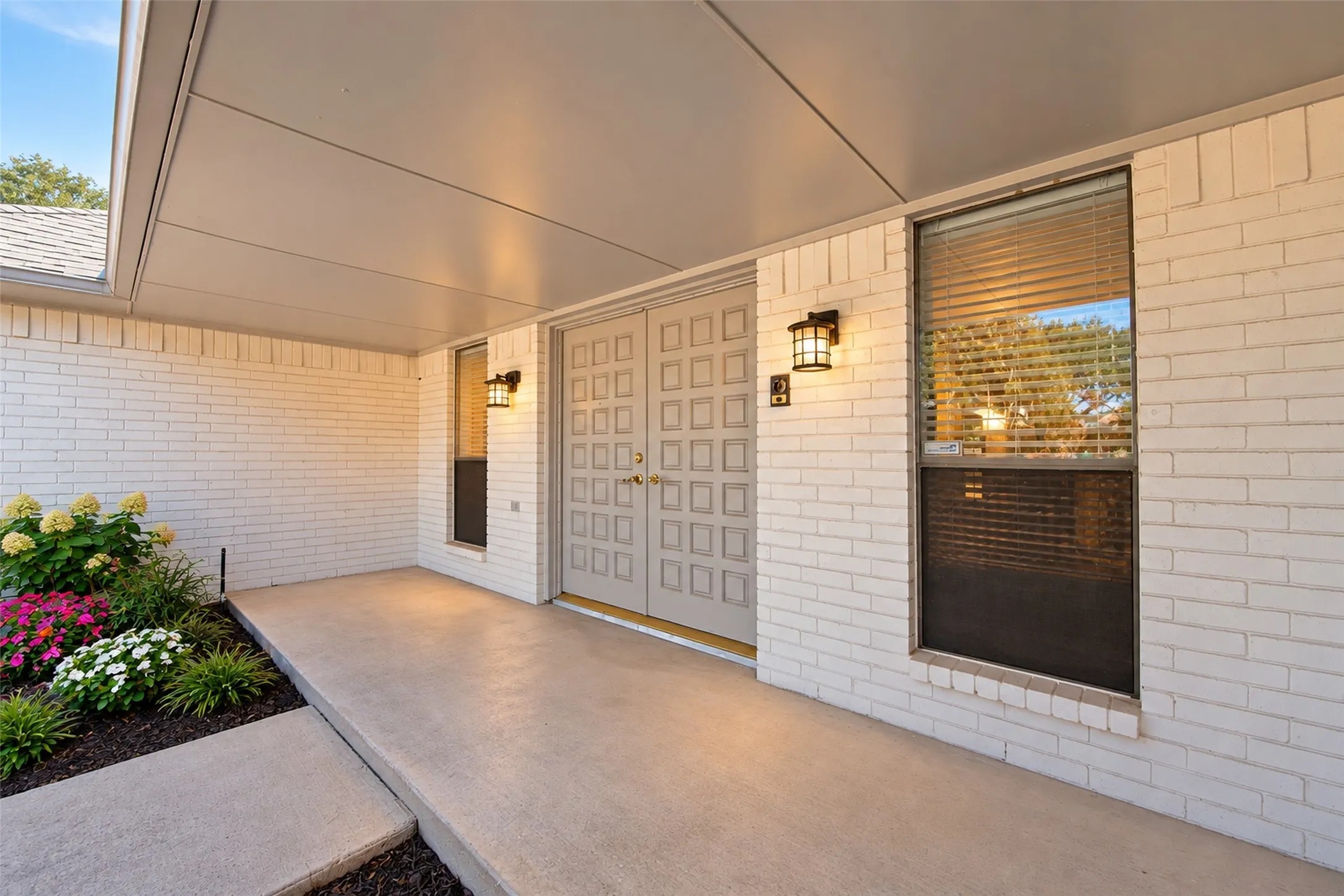Single Family Residence For Sale in Denton County , 1010 Magnolia Drive, Carrollton, Texas 75007, 4 Bedroom, 3 Bathroom, 2 Garage spaces, 2,279 Sqft, built in 1984, mls#21383820, Real Estate Agent in Carrollton, Homes For Sale in Denton county, Homes For Sale in Carrollton, Realtor in Carrollton Texas, Real Estate Brokerage Independent Realty Texas, Luminita Cordes Realtor