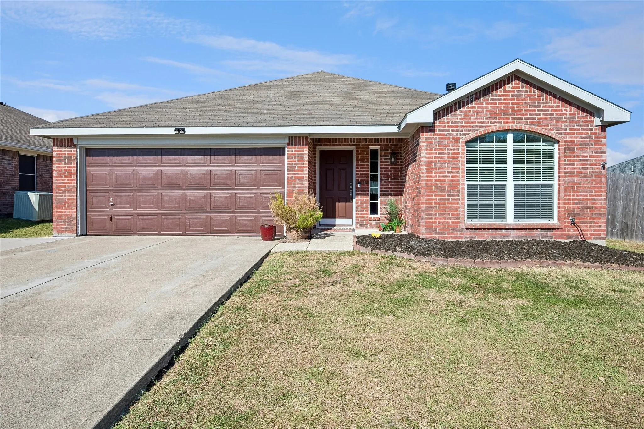 Single Family Residence For Sale in Rockwall County , 417 Pin Oak Lane, Royse City, Texas 75189, 3 Bedroom, 2 Bathroom, 2 Garage spaces, 1,436 Sqft, built in 2005, mls#21383760, Real Estate Agent in Royse City, Homes For Sale in Rockwall county, Homes For Sale in Royse City, Realtor in Royse City Texas, Real Estate Brokerage Independent Realty Texas, Luminita Cordes Realtor