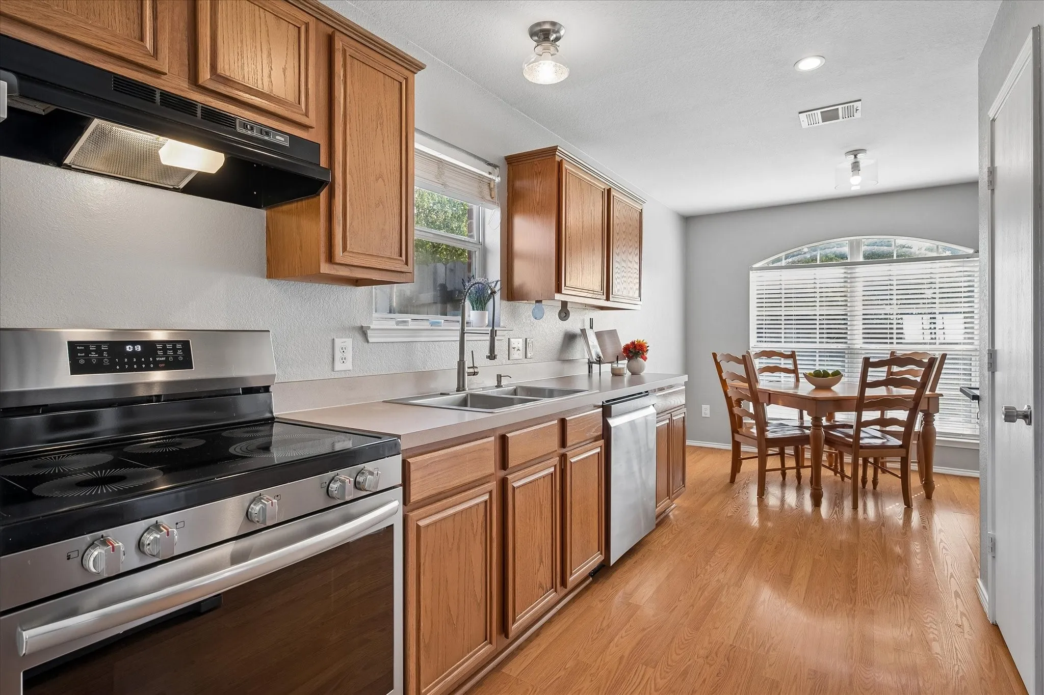 Single Family Residence For Sale in Rockwall County , 417 Pin Oak Lane, Royse City, Texas 75189, 3 Bedroom, 2 Bathroom, 2 Garage spaces, 1,436 Sqft, built in 2005, mls#21383760, Real Estate Agent in Royse City, Homes For Sale in Rockwall county, Homes For Sale in Royse City, Realtor in Royse City Texas, Real Estate Brokerage Independent Realty Texas, Luminita Cordes Realtor