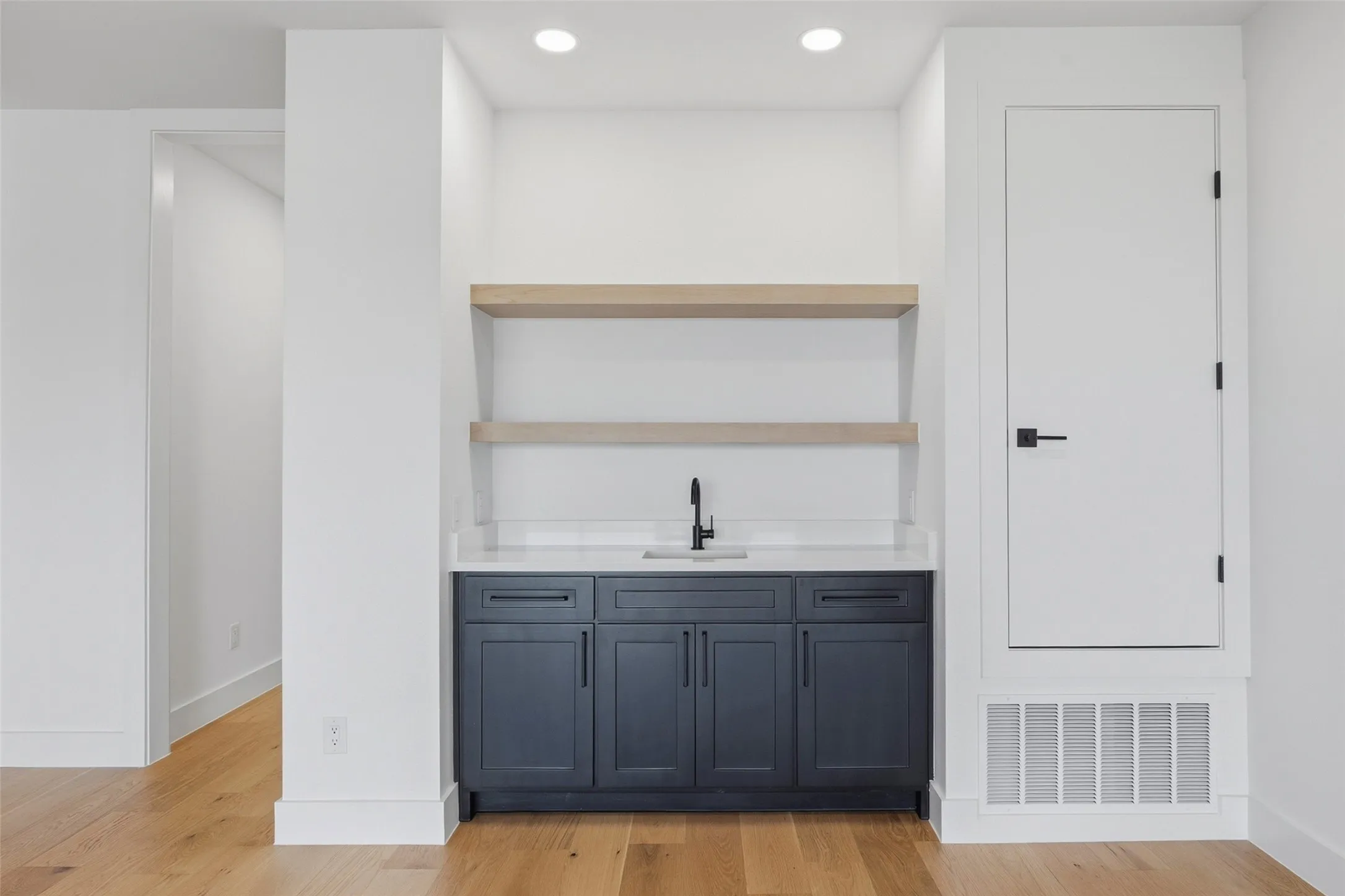 Townhouse For Rent in Tarrant County , 404 Vista Buena Trail, Fort Worth, Texas 76111, 4 Bedroom, 5 Bathroom, 2 Garage spaces, 3,099 Sqft, built in 2025, mls#21383802, Real Estate Agent in Fort Worth, Homes For Rent in Tarrant county, Homes For Rent in Fort Worth, Realtor in Fort Worth Texas, Real Estate Brokerage Independent Realty Texas, Luminita Cordes Realtor