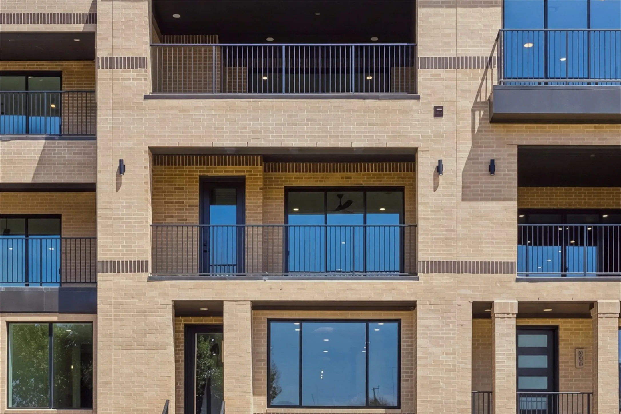 Townhouse For Rent in Tarrant County , 404 Vista Buena Trail, Fort Worth, Texas 76111, 4 Bedroom, 5 Bathroom, 2 Garage spaces, 3,099 Sqft, built in 2025, mls#21383802, Real Estate Agent in Fort Worth, Homes For Rent in Tarrant county, Homes For Rent in Fort Worth, Realtor in Fort Worth Texas, Real Estate Brokerage Independent Realty Texas, Luminita Cordes Realtor