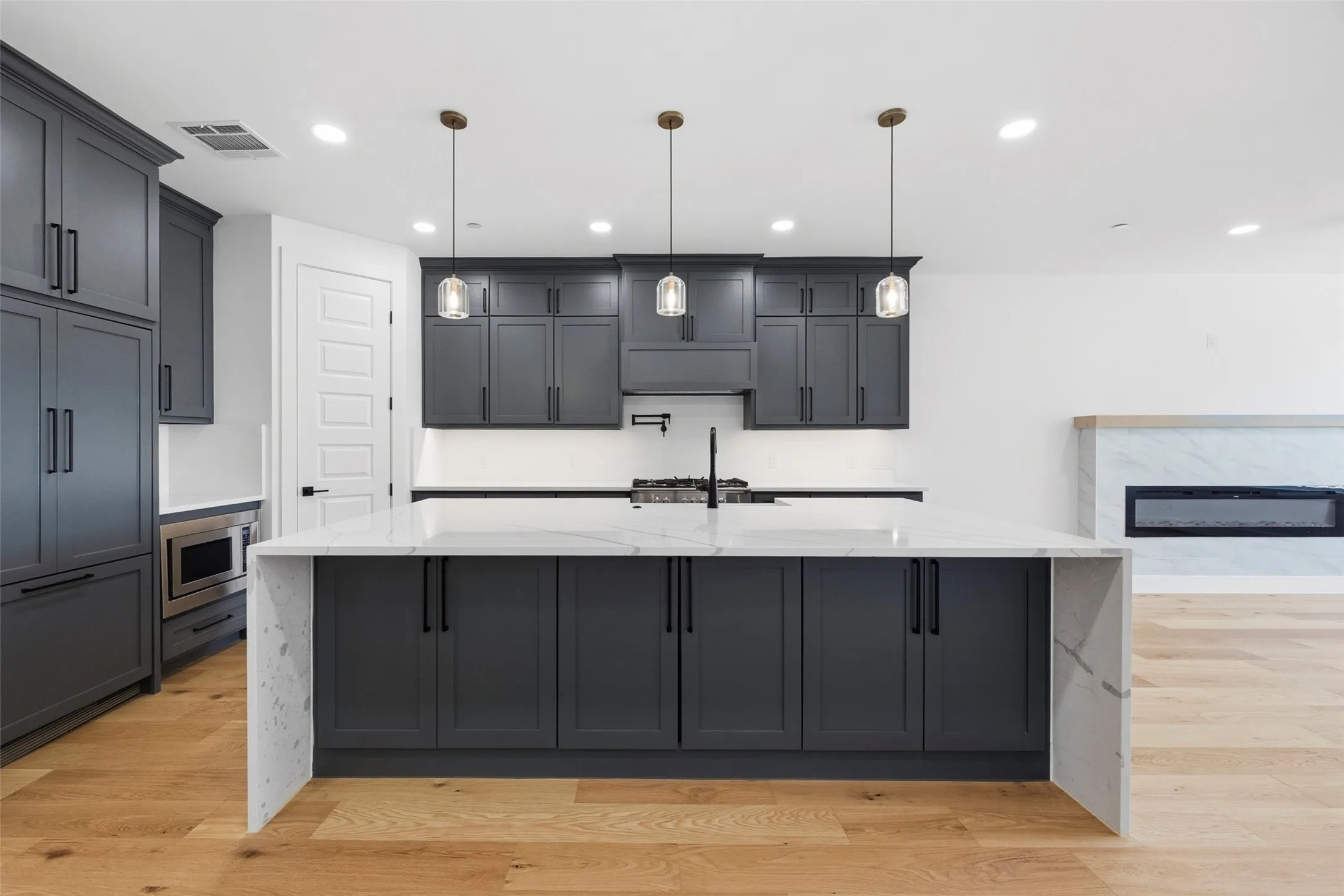 Townhouse For Rent in Tarrant County , 404 Vista Buena Trail, Fort Worth, Texas 76111, 4 Bedroom, 5 Bathroom, 2 Garage spaces, 3,099 Sqft, built in 2025, mls#21383802, Real Estate Agent in Fort Worth, Homes For Rent in Tarrant county, Homes For Rent in Fort Worth, Realtor in Fort Worth Texas, Real Estate Brokerage Independent Realty Texas, Luminita Cordes Realtor