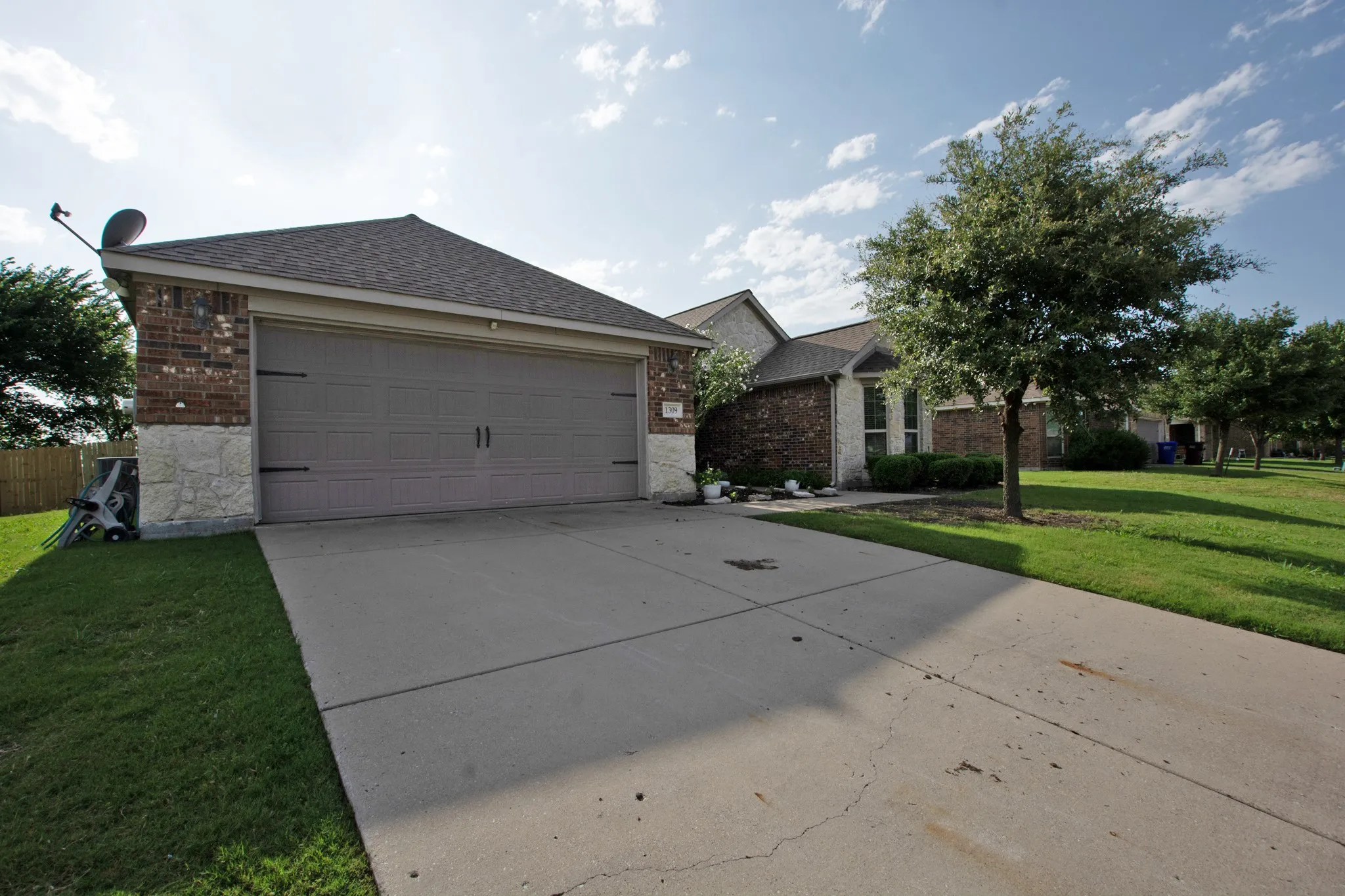 Single Family Residence For Sale in Collin County , 1309 N Houston Street, Royse City, Texas 75189, 3 Bedroom, 2 Bathroom, 2 Garage spaces, 2,045 Sqft, built in 2014, mls#21383826, Real Estate Agent in Royse City, Homes For Sale in Collin county, Homes For Sale in Royse City, Realtor in Royse City Texas, Real Estate Brokerage Independent Realty Texas, Luminita Cordes Realtor
