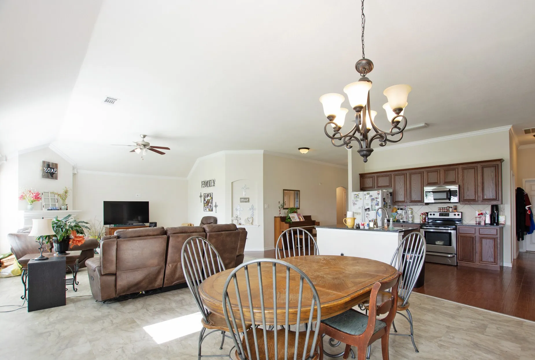 Single Family Residence For Sale in Collin County , 1309 N Houston Street, Royse City, Texas 75189, 3 Bedroom, 2 Bathroom, 2 Garage spaces, 2,045 Sqft, built in 2014, mls#21383826, Real Estate Agent in Royse City, Homes For Sale in Collin county, Homes For Sale in Royse City, Realtor in Royse City Texas, Real Estate Brokerage Independent Realty Texas, Luminita Cordes Realtor