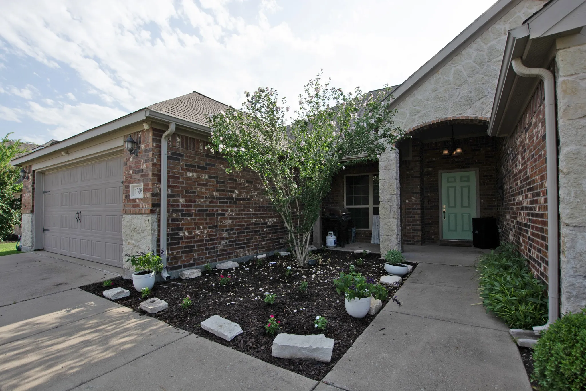 Single Family Residence For Sale in Collin County , 1309 N Houston Street, Royse City, Texas 75189, 3 Bedroom, 2 Bathroom, 2 Garage spaces, 2,045 Sqft, built in 2014, mls#21383826, Real Estate Agent in Royse City, Homes For Sale in Collin county, Homes For Sale in Royse City, Realtor in Royse City Texas, Real Estate Brokerage Independent Realty Texas, Luminita Cordes Realtor
