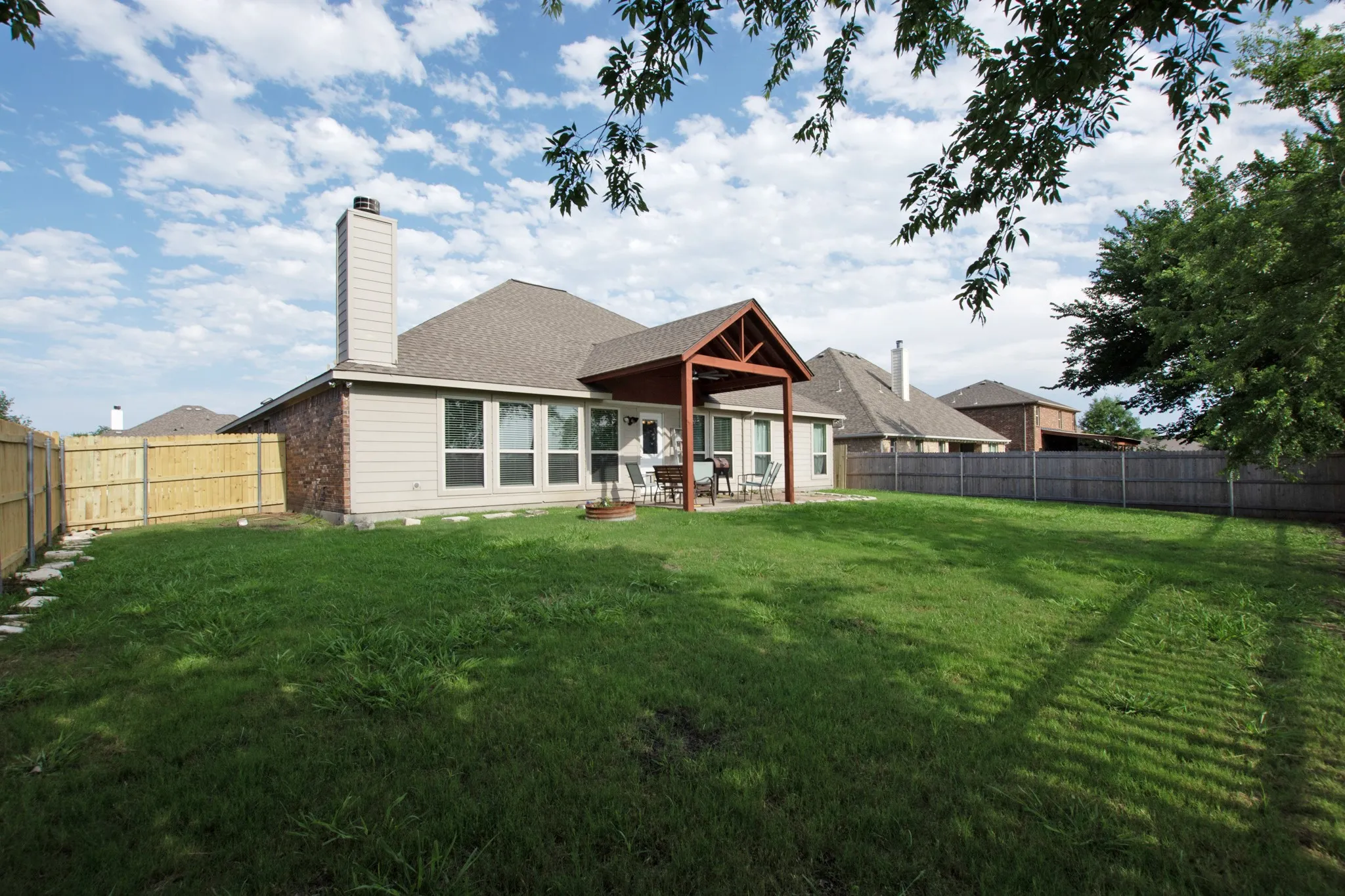 Single Family Residence For Sale in Collin County , 1309 N Houston Street, Royse City, Texas 75189, 3 Bedroom, 2 Bathroom, 2 Garage spaces, 2,045 Sqft, built in 2014, mls#21383826, Real Estate Agent in Royse City, Homes For Sale in Collin county, Homes For Sale in Royse City, Realtor in Royse City Texas, Real Estate Brokerage Independent Realty Texas, Luminita Cordes Realtor