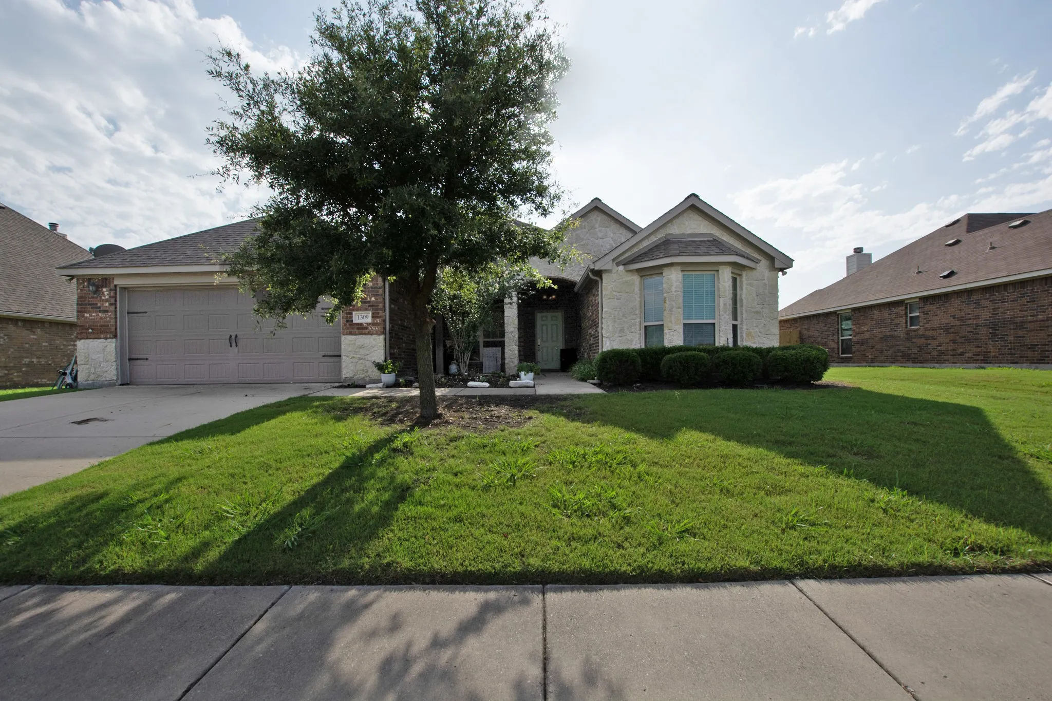 Single Family Residence For Sale in Collin County , 1309 N Houston Street, Royse City, Texas 75189, 3 Bedroom, 2 Bathroom, 2 Garage spaces, 2,045 Sqft, built in 2014, mls#21383826, Real Estate Agent in Royse City, Homes For Sale in Collin county, Homes For Sale in Royse City, Realtor in Royse City Texas, Real Estate Brokerage Independent Realty Texas, Luminita Cordes Realtor