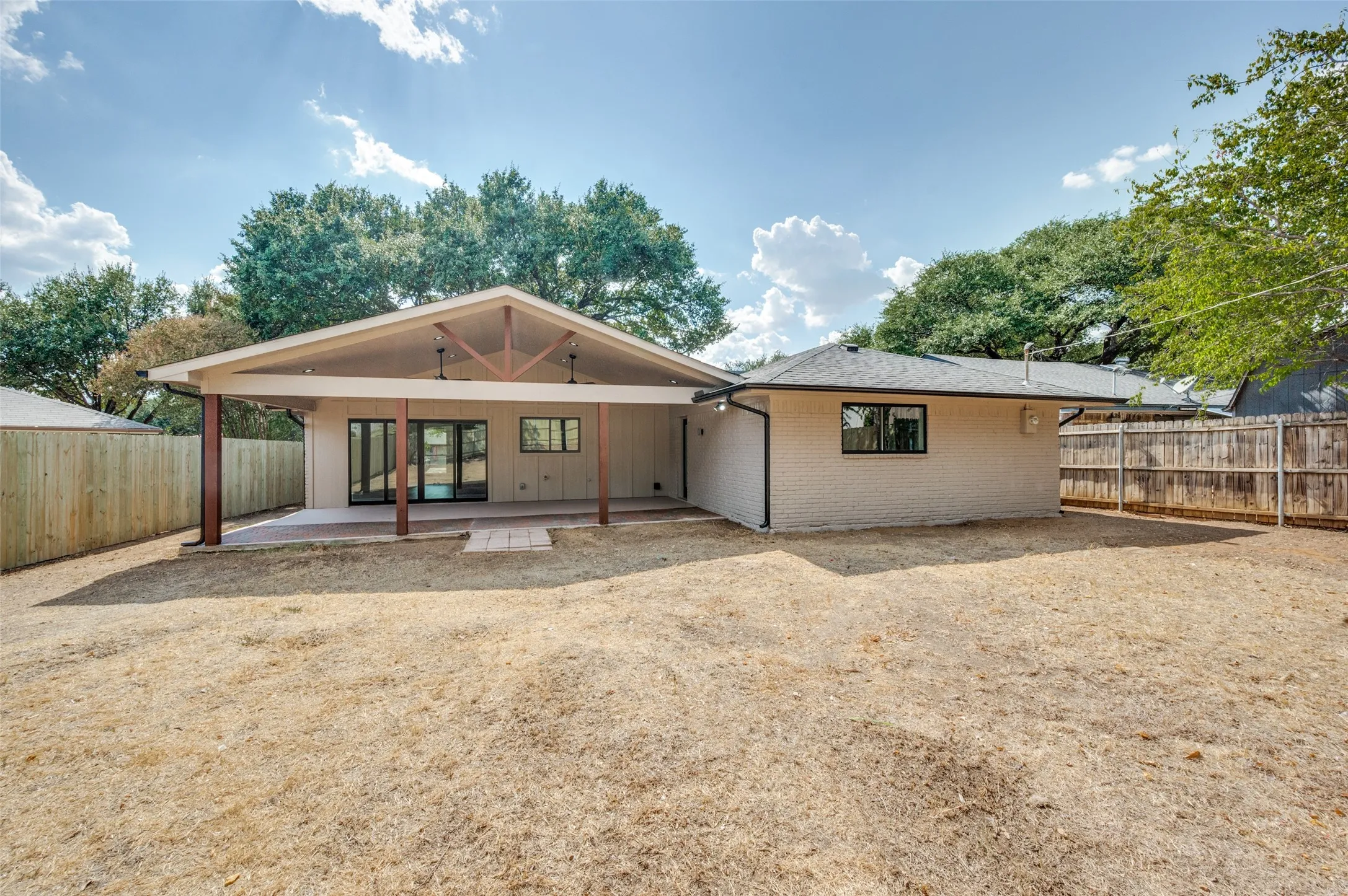 Single Family Residence For Sale in Dallas County , 1716 Creek Ridge Court, Irving, Texas 75060, 3 Bedroom, 2 Bathroom, 2 Garage spaces, 1,794 Sqft, built in 1978, mls#21380463, Real Estate Agent in Irving, Homes For Sale in Dallas county, Homes For Sale in Irving, Realtor in Irving Texas, Real Estate Brokerage Independent Realty Texas, Luminita Cordes Realtor
