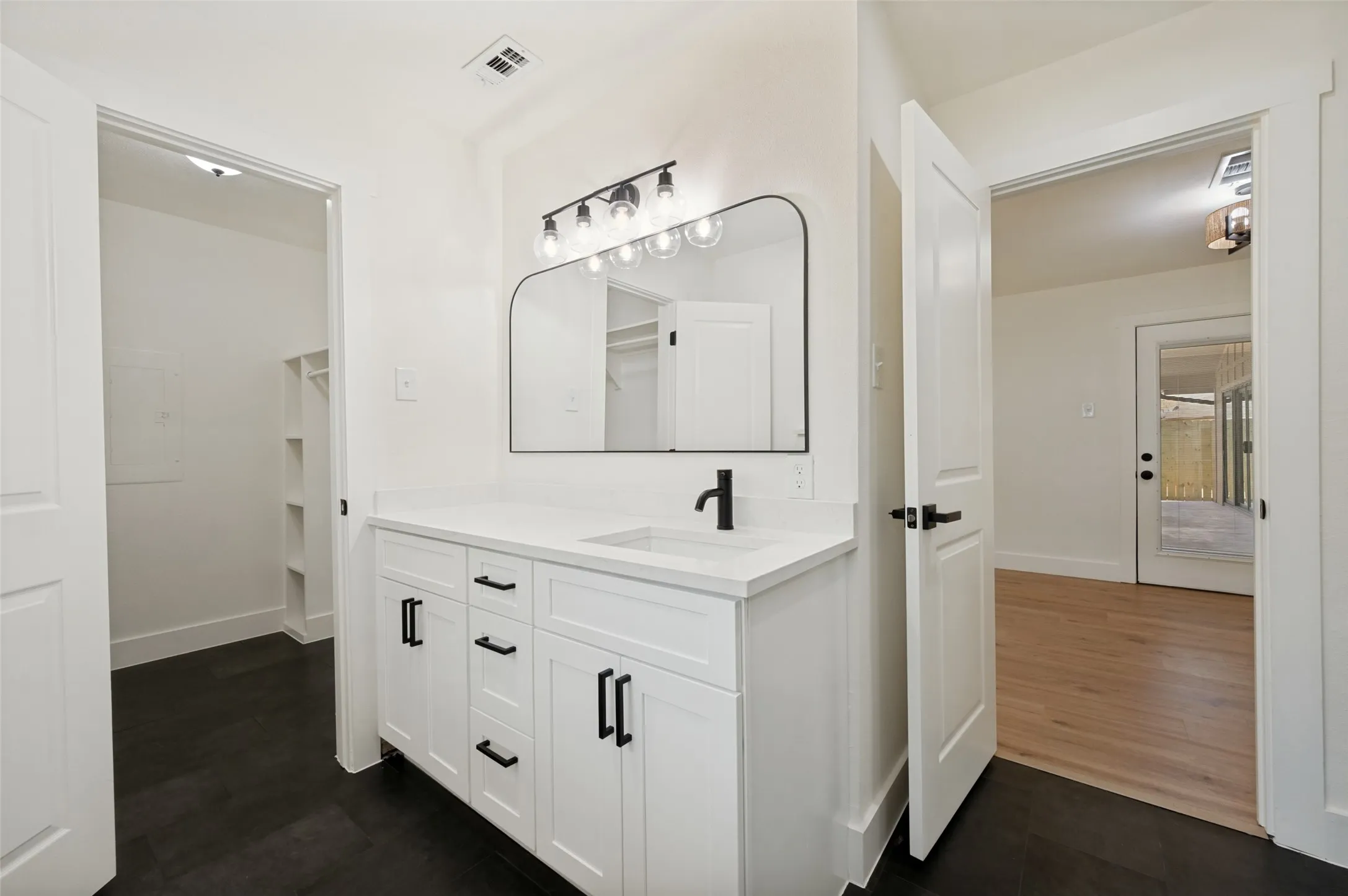 Single Family Residence For Sale in Dallas County , 1716 Creek Ridge Court, Irving, Texas 75060, 3 Bedroom, 2 Bathroom, 2 Garage spaces, 1,794 Sqft, built in 1978, mls#21380463, Real Estate Agent in Irving, Homes For Sale in Dallas county, Homes For Sale in Irving, Realtor in Irving Texas, Real Estate Brokerage Independent Realty Texas, Luminita Cordes Realtor