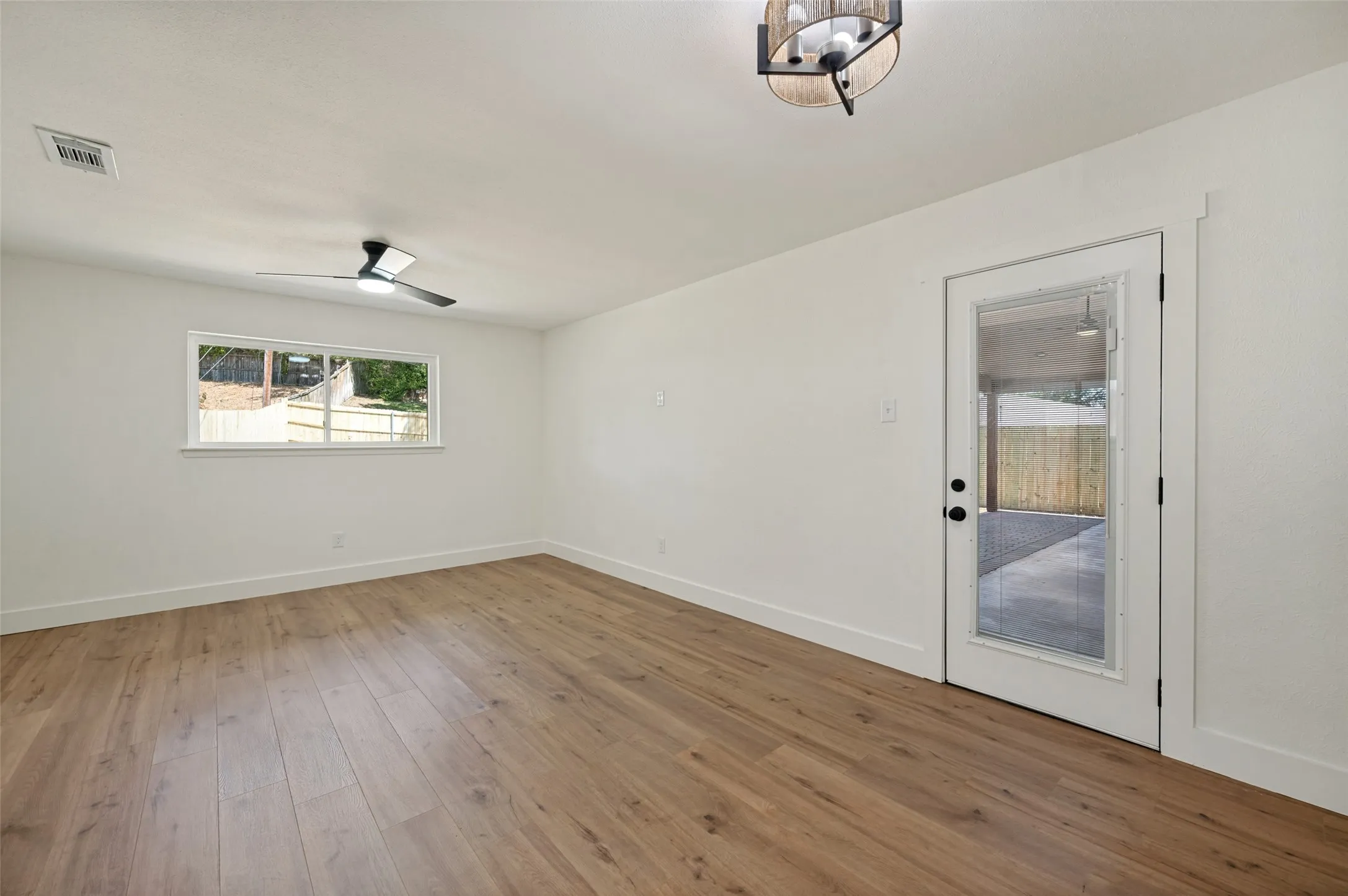 Single Family Residence For Sale in Dallas County , 1716 Creek Ridge Court, Irving, Texas 75060, 3 Bedroom, 2 Bathroom, 2 Garage spaces, 1,794 Sqft, built in 1978, mls#21380463, Real Estate Agent in Irving, Homes For Sale in Dallas county, Homes For Sale in Irving, Realtor in Irving Texas, Real Estate Brokerage Independent Realty Texas, Luminita Cordes Realtor