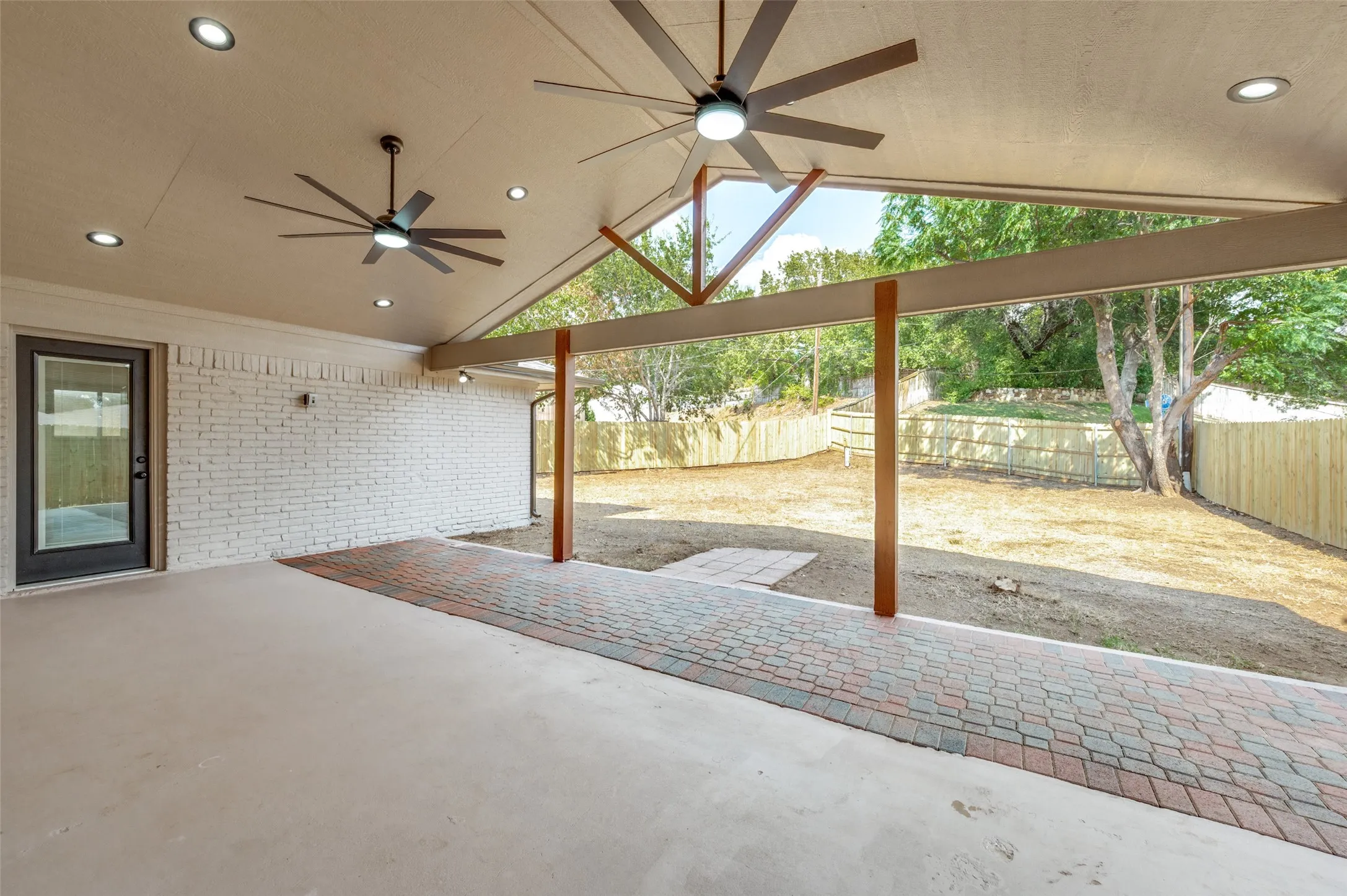 Single Family Residence For Sale in Dallas County , 1716 Creek Ridge Court, Irving, Texas 75060, 3 Bedroom, 2 Bathroom, 2 Garage spaces, 1,794 Sqft, built in 1978, mls#21380463, Real Estate Agent in Irving, Homes For Sale in Dallas county, Homes For Sale in Irving, Realtor in Irving Texas, Real Estate Brokerage Independent Realty Texas, Luminita Cordes Realtor