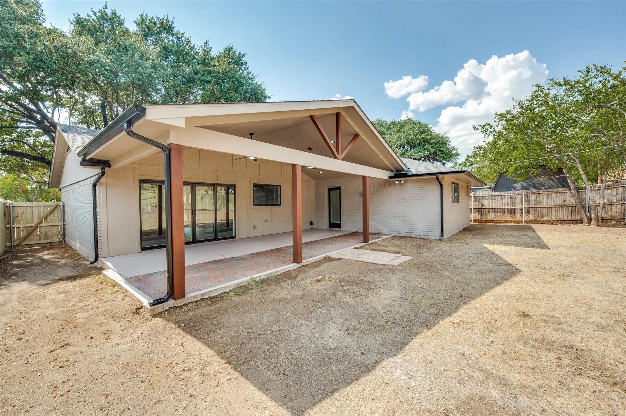 Single Family Residence For Sale in Dallas County , 1716 Creek Ridge Court, Irving, Texas 75060, 3 Bedroom, 2 Bathroom, 2 Garage spaces, 1,794 Sqft, built in 1978, mls#21380463, Real Estate Agent in Irving, Homes For Sale in Dallas county, Homes For Sale in Irving, Realtor in Irving Texas, Real Estate Brokerage Independent Realty Texas, Luminita Cordes Realtor